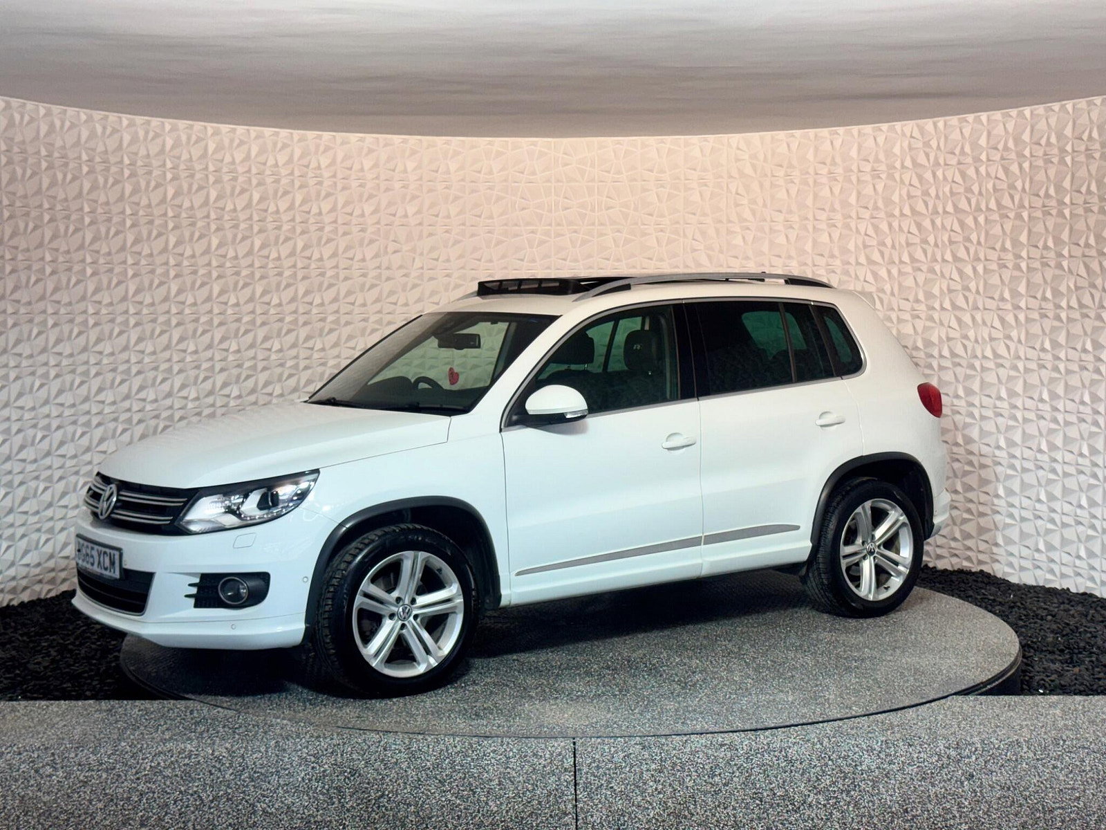 Volkswagen Tiguan 2.0 TDI BlueMotion Tech R-Line Edition DSG 4WD Euro 6 (s/s) 5dr 5dr Automatic 2015