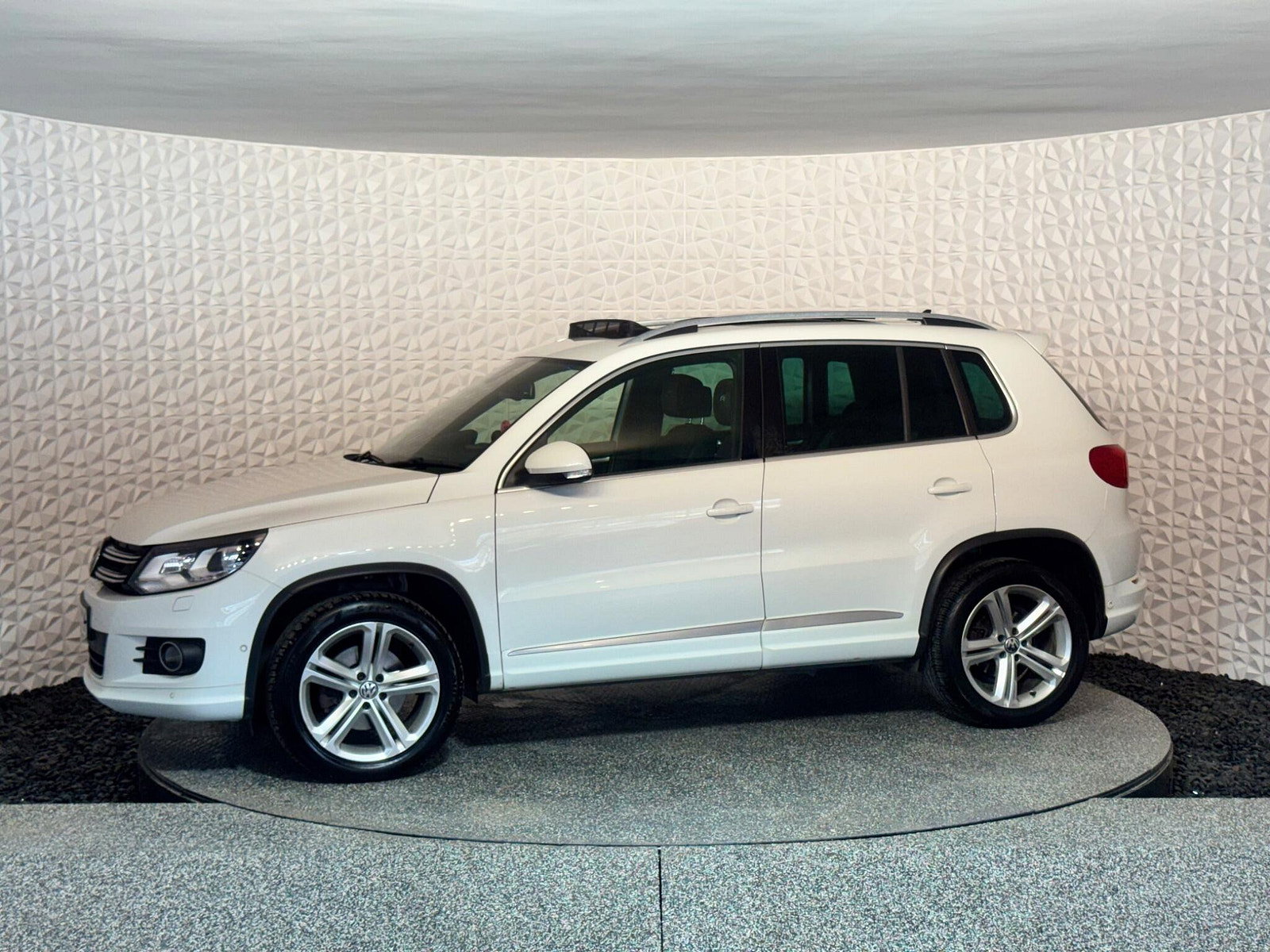 Volkswagen Tiguan 2.0 TDI BlueMotion Tech R-Line Edition DSG 4WD Euro 6 (s/s) 5dr 5dr Automatic 2015