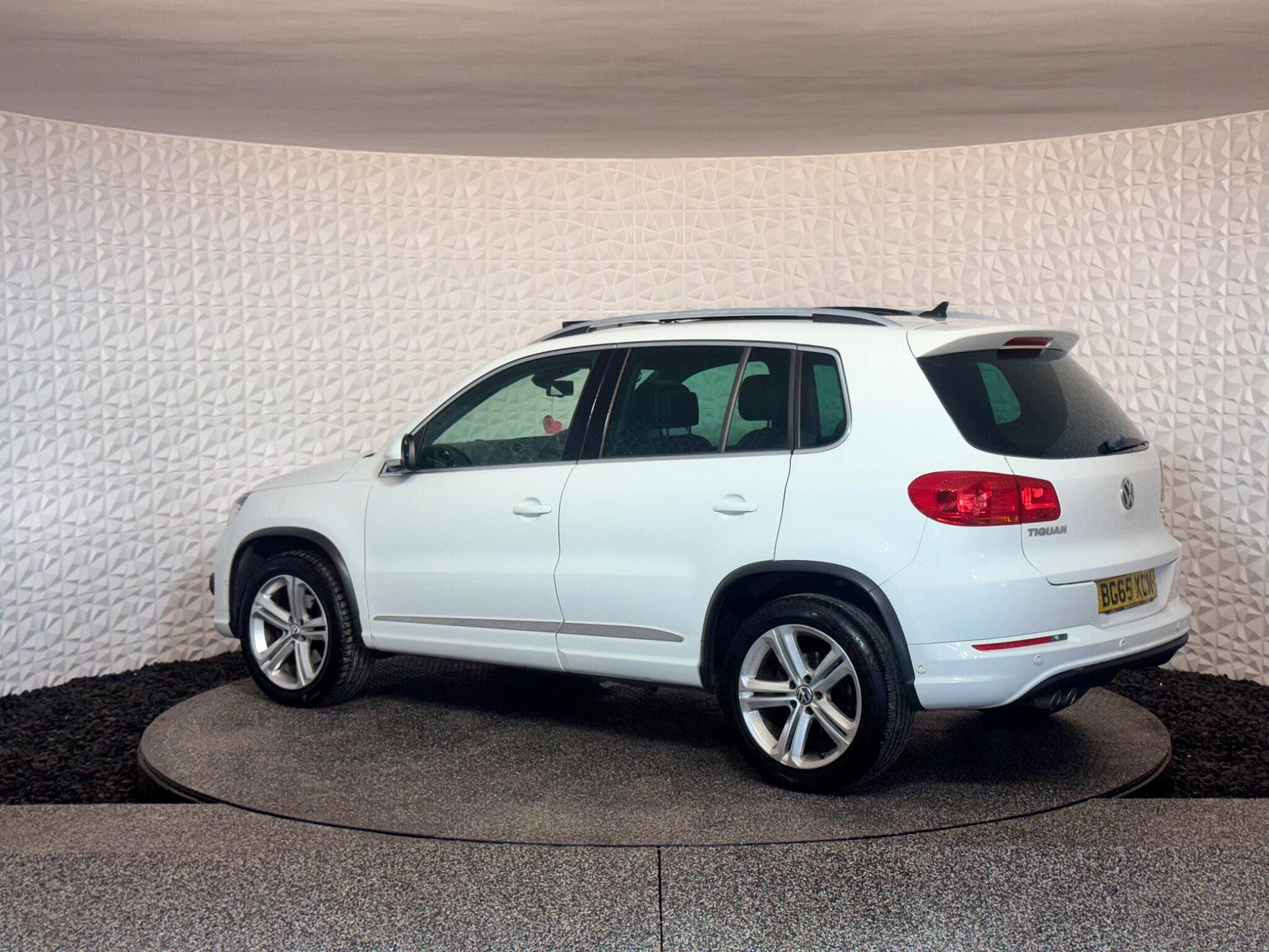 Volkswagen Tiguan 2.0 TDI BlueMotion Tech R-Line Edition DSG 4WD Euro 6 (s/s) 5dr 5dr Automatic 2015