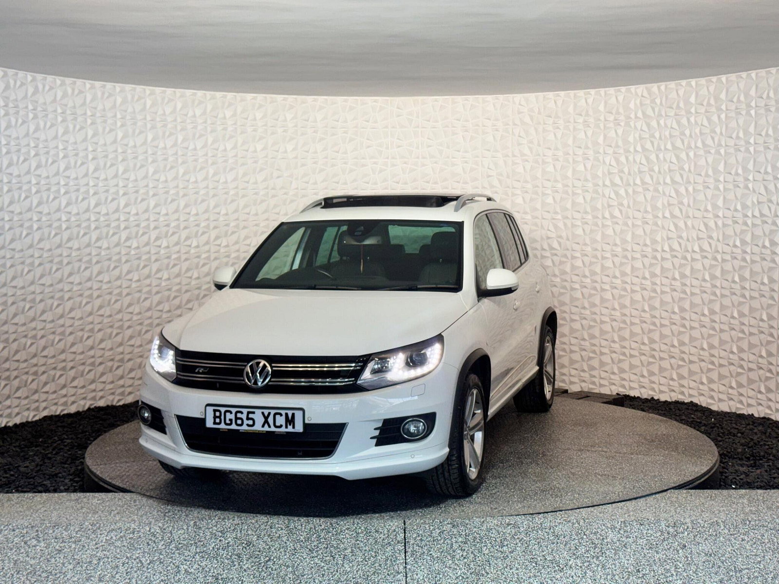 Volkswagen Tiguan 2.0 TDI BlueMotion Tech R-Line Edition DSG 4WD Euro 6 (s/s) 5dr 5dr Automatic 2015