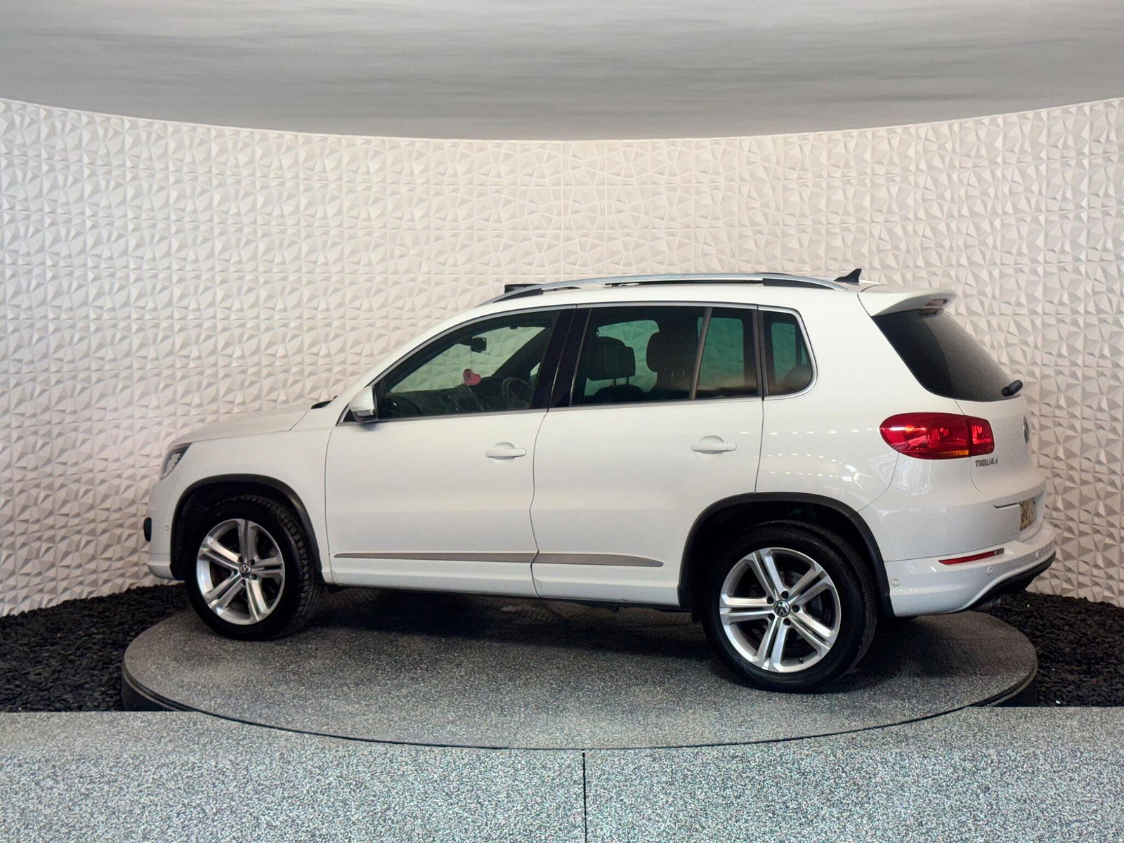 Volkswagen Tiguan 2.0 TDI BlueMotion Tech R-Line Edition DSG 4WD Euro 6 (s/s) 5dr 5dr Automatic 2015