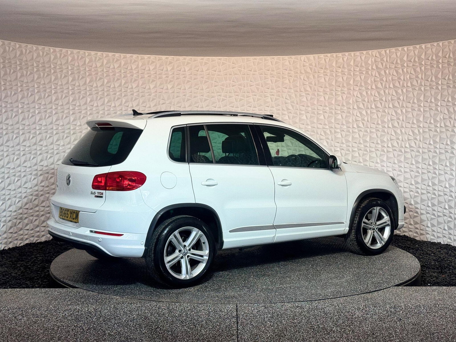 Volkswagen Tiguan 2.0 TDI BlueMotion Tech R-Line Edition DSG 4WD Euro 6 (s/s) 5dr 5dr Automatic 2015