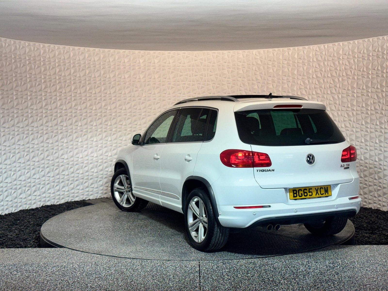 Volkswagen Tiguan 2.0 TDI BlueMotion Tech R-Line Edition DSG 4WD Euro 6 (s/s) 5dr 5dr Automatic 2015