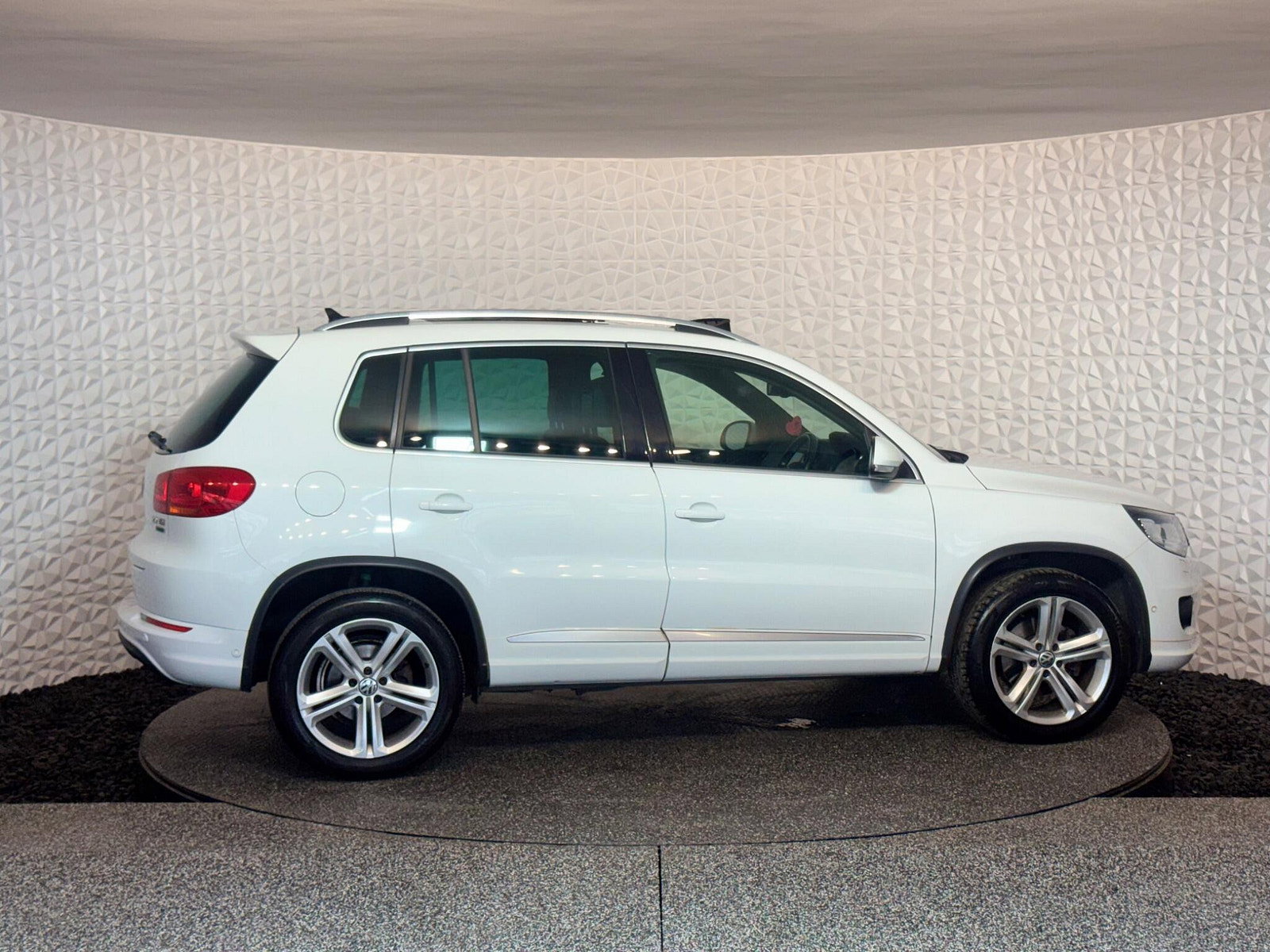 Volkswagen Tiguan 2.0 TDI BlueMotion Tech R-Line Edition DSG 4WD Euro 6 (s/s) 5dr 5dr Automatic 2015