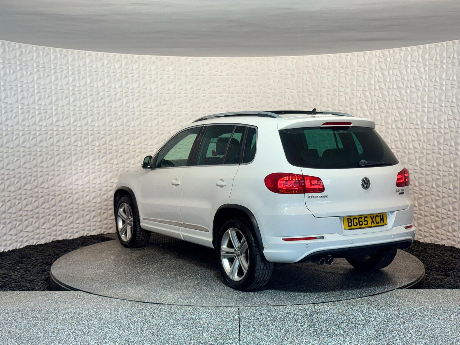 Volkswagen Tiguan 2.0 TDI BlueMotion Tech R-Line Edition DSG 4WD Euro 6 (s/s) 5dr 5dr Automatic 2015