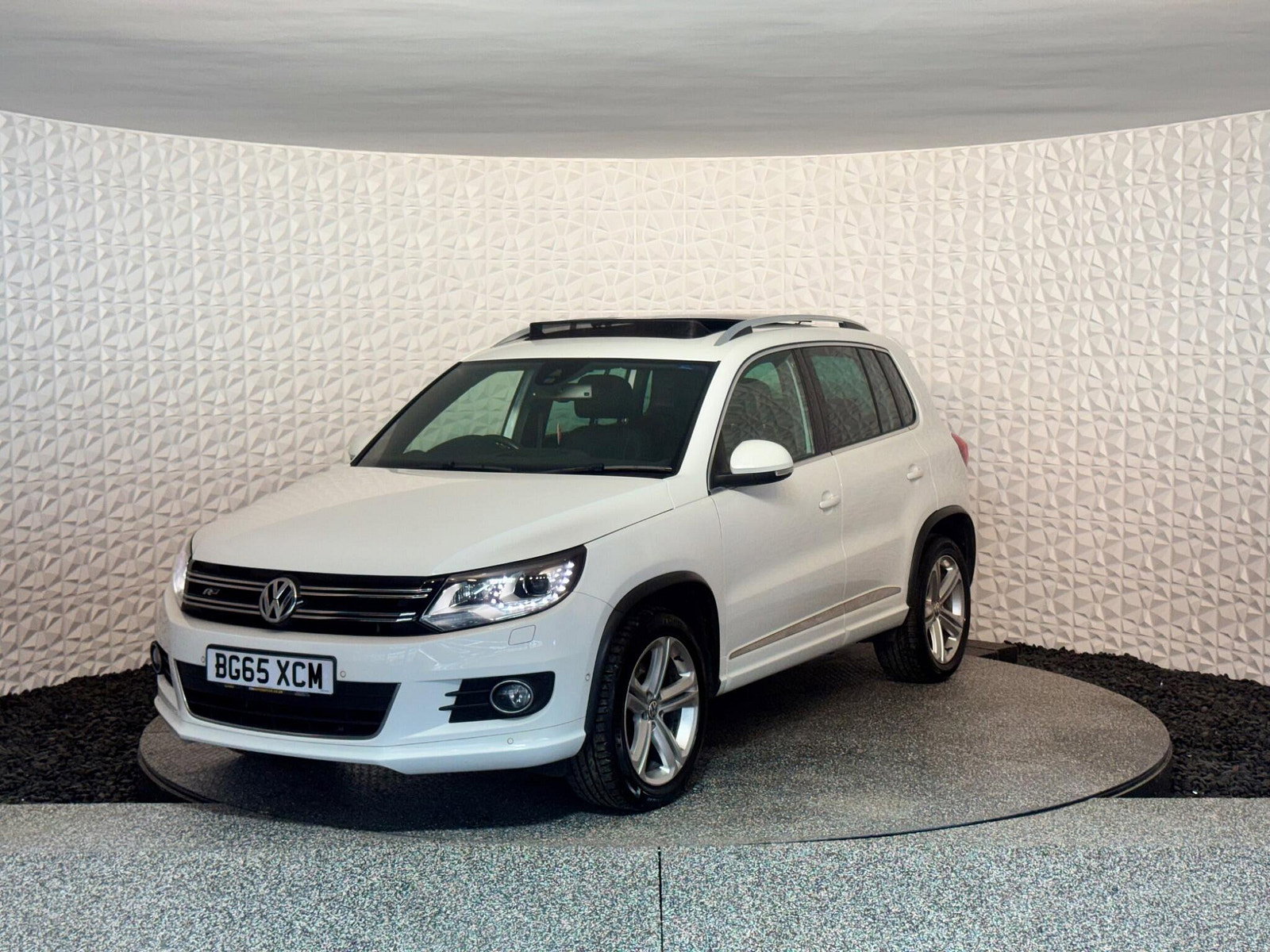 Volkswagen Tiguan 2.0 TDI BlueMotion Tech R-Line Edition DSG 4WD Euro 6 (s/s) 5dr 5dr Automatic 2015