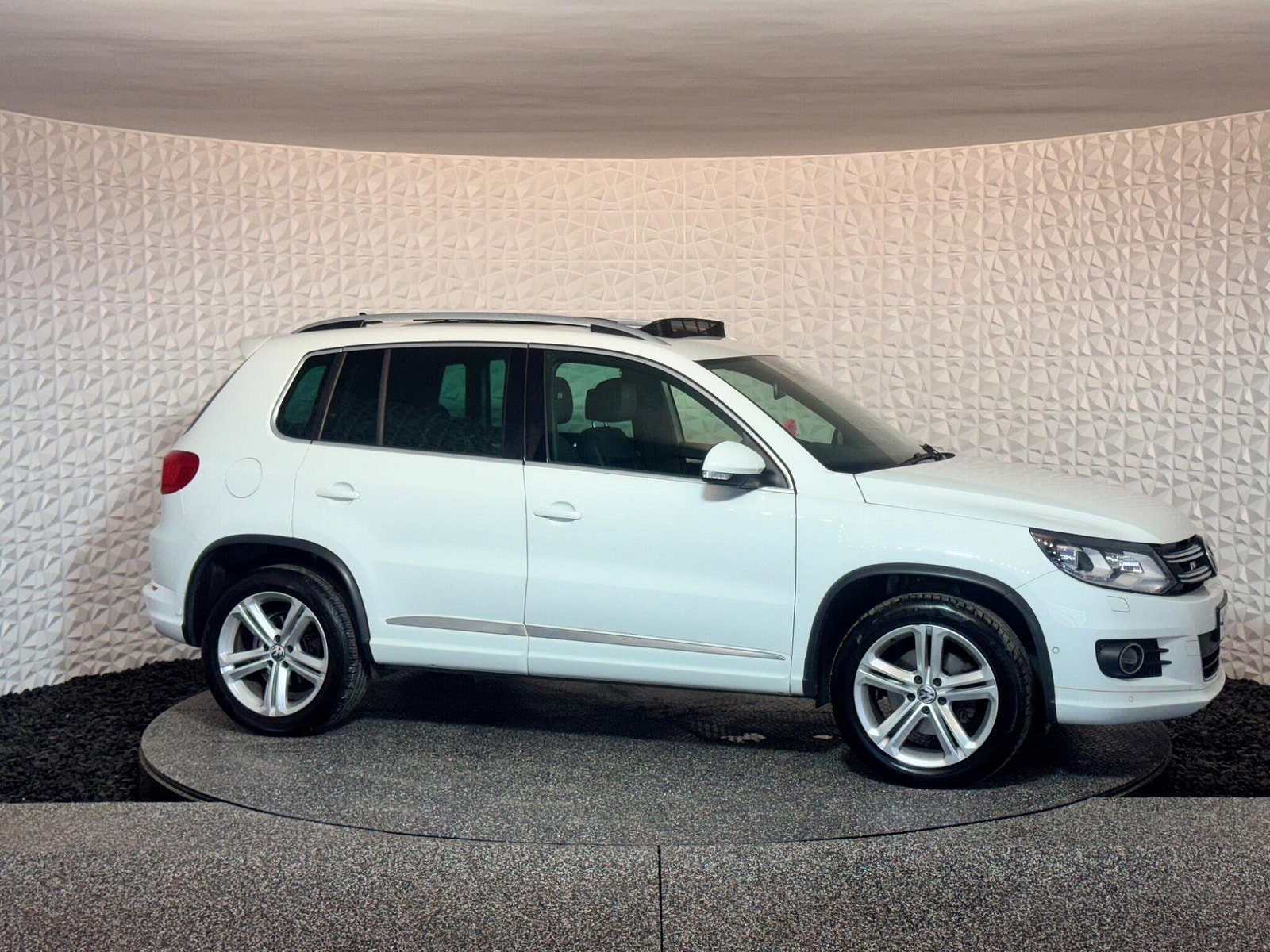 Volkswagen Tiguan 2.0 TDI BlueMotion Tech R-Line Edition DSG 4WD Euro 6 (s/s) 5dr 5dr Automatic 2015
