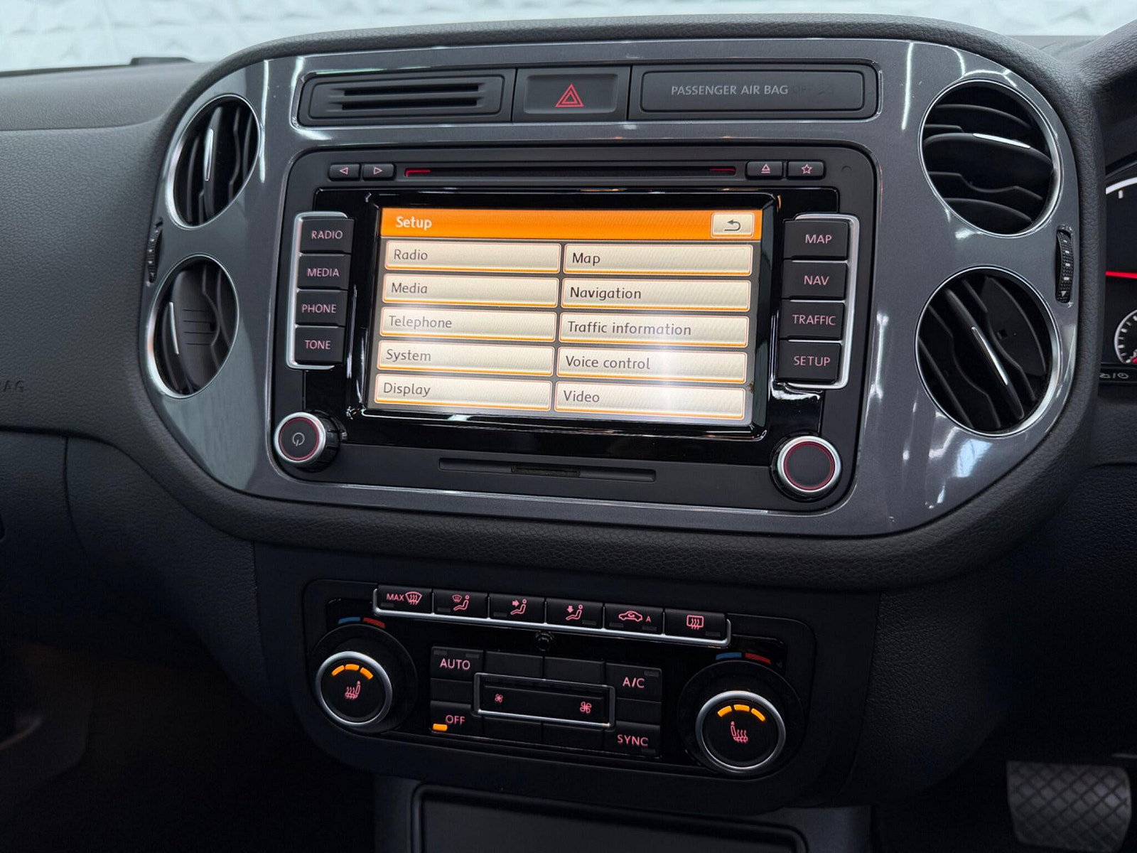 Volkswagen Tiguan 2.0 TDI BlueMotion Tech SE DSG 4WD Euro 5 (s/s) 5dr 5dr Automatic 2013