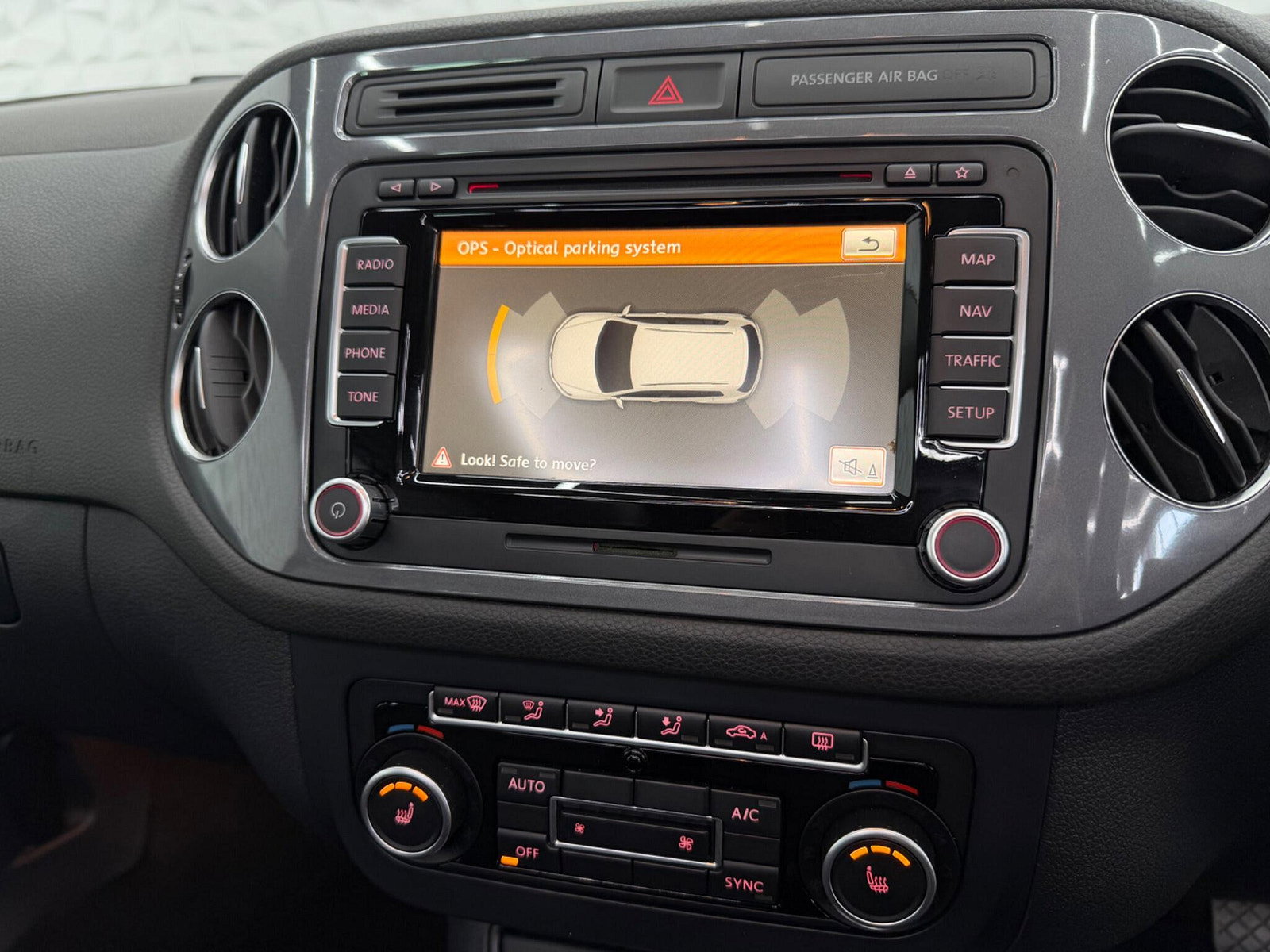 Volkswagen Tiguan 2.0 TDI BlueMotion Tech SE DSG 4WD Euro 5 (s/s) 5dr 5dr Automatic 2013