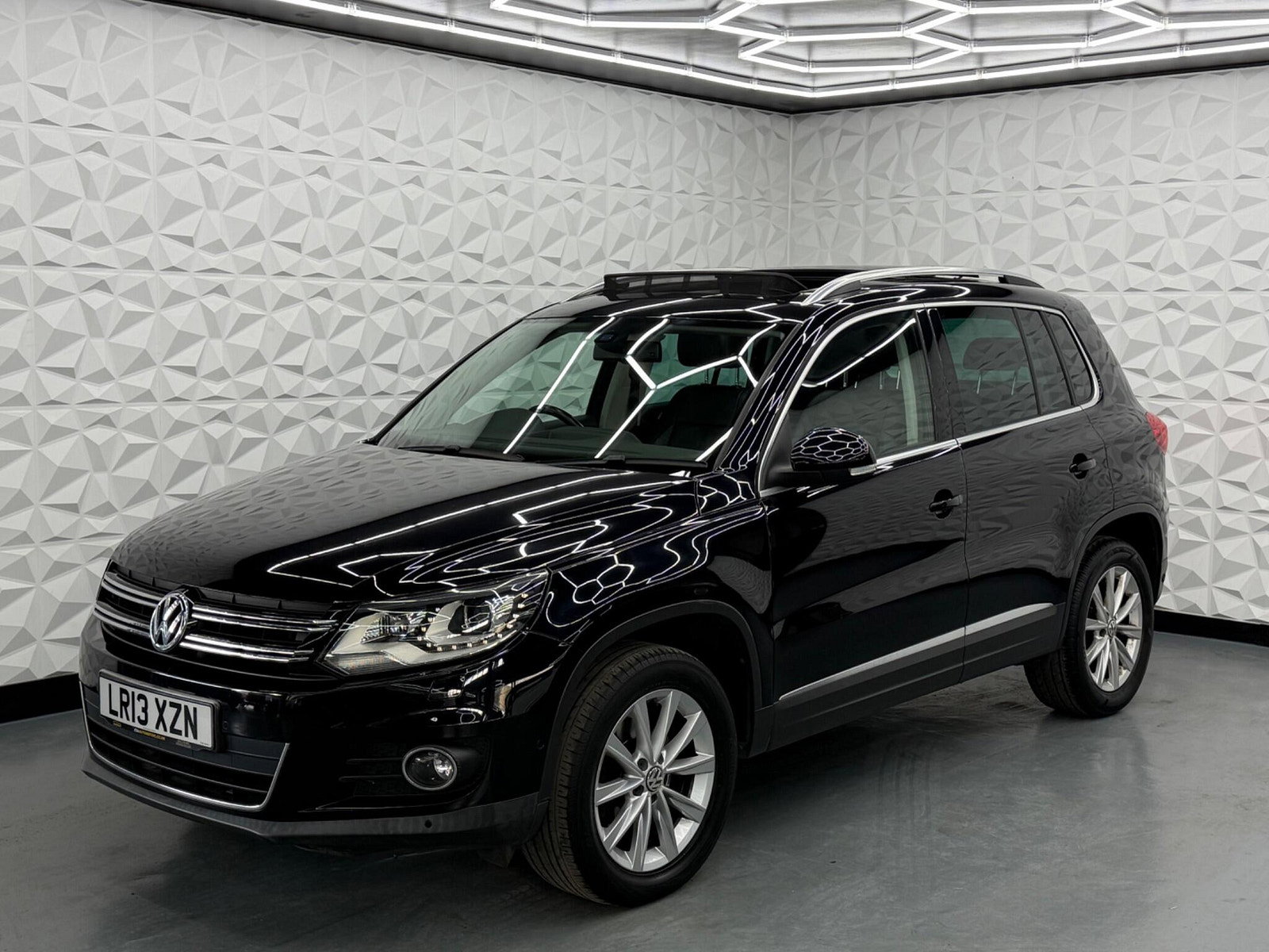 Volkswagen Tiguan 2.0 TDI BlueMotion Tech SE DSG 4WD Euro 5 (s/s) 5dr 5dr Automatic 2013