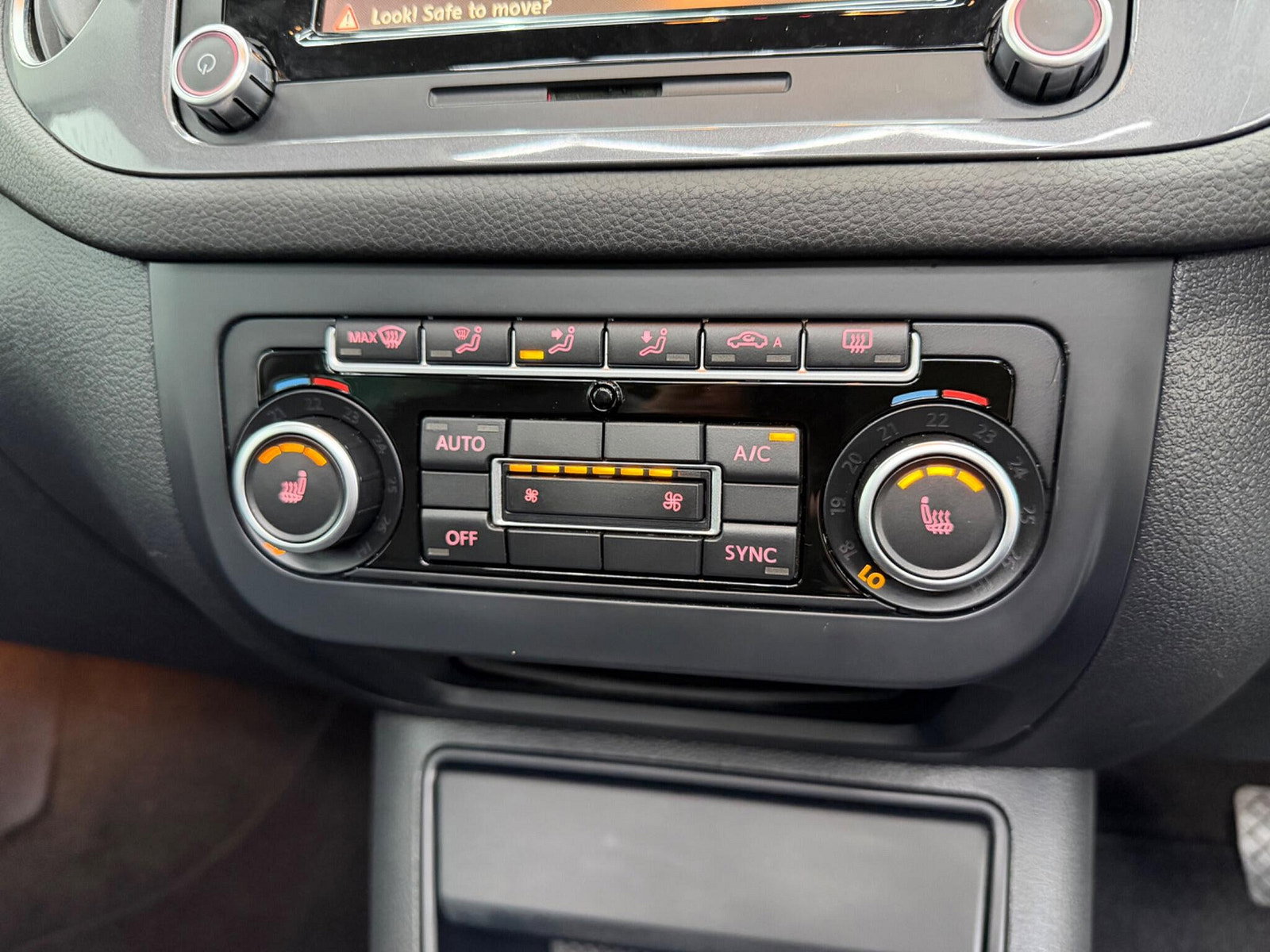 Volkswagen Tiguan 2.0 TDI BlueMotion Tech SE DSG 4WD Euro 5 (s/s) 5dr 5dr Automatic 2013