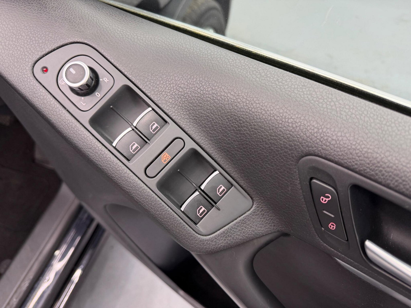 Volkswagen Tiguan 2.0 TDI BlueMotion Tech SE DSG 4WD Euro 5 (s/s) 5dr 5dr Automatic 2013