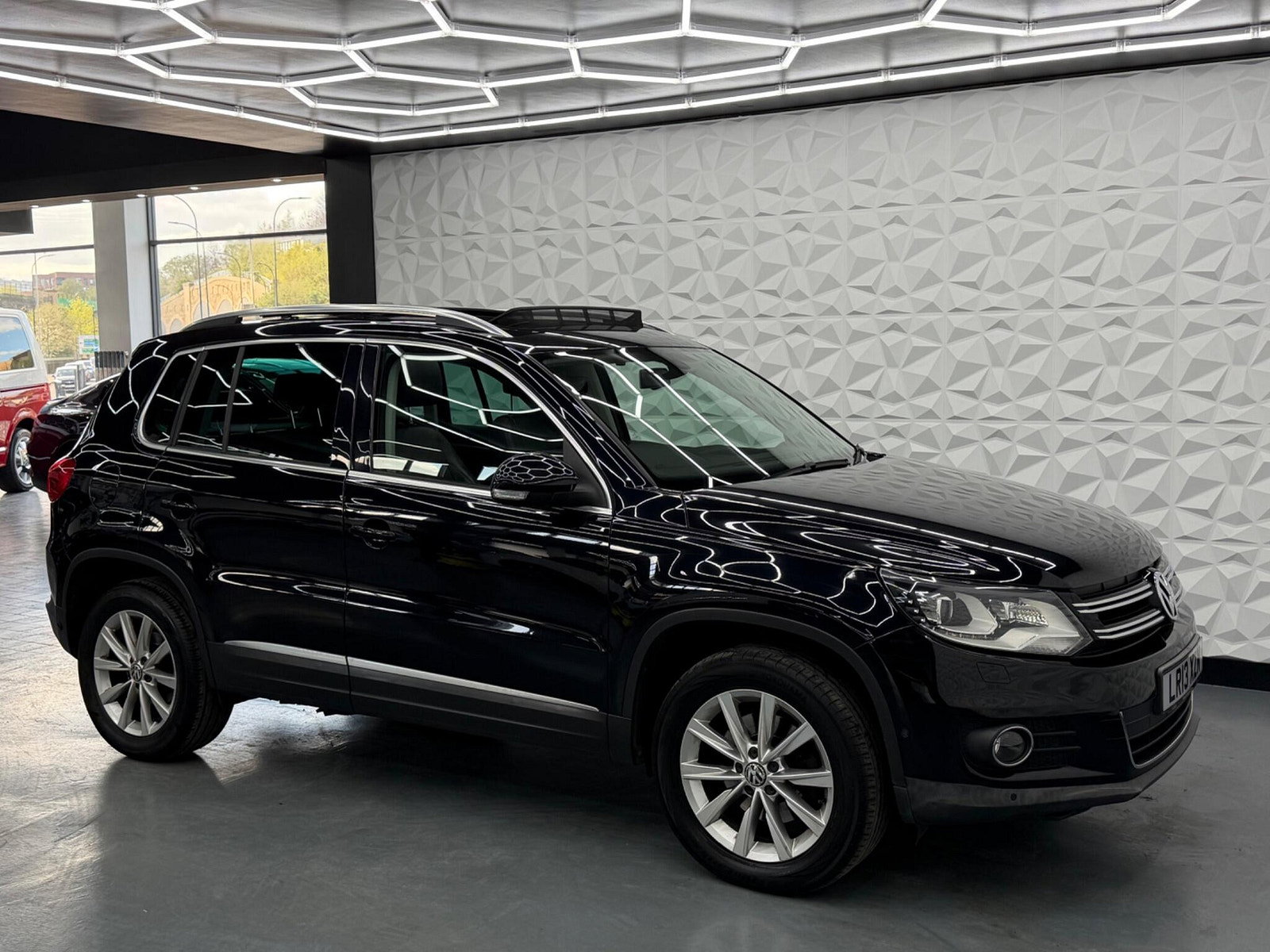 Volkswagen Tiguan 2.0 TDI BlueMotion Tech SE DSG 4WD Euro 5 (s/s) 5dr 5dr Automatic 2013
