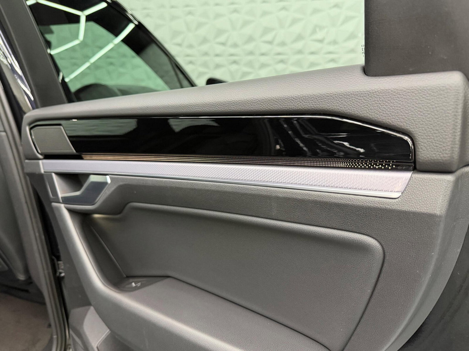 Volkswagen Touareg 3.0 TSI V6 Black Edition Tiptronic 4Motion Euro 6 (s/s) 5dr 5dr Automatic 2021