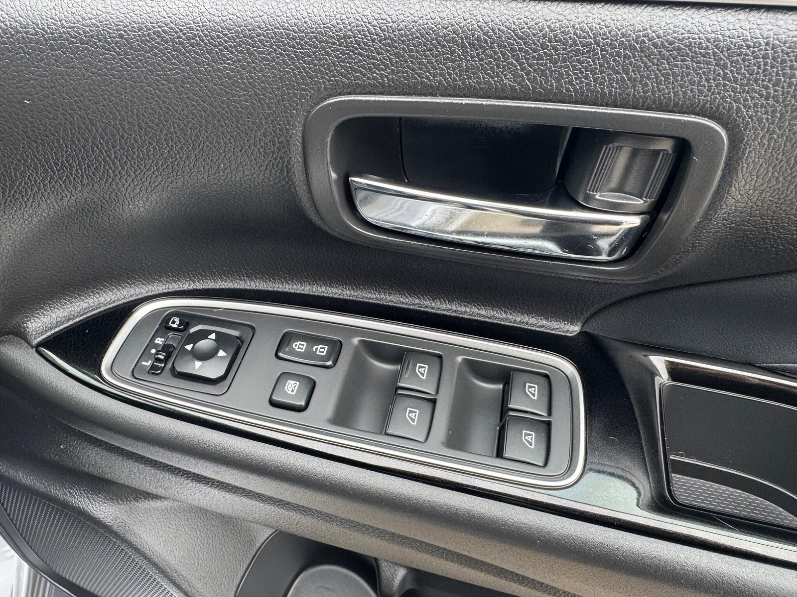 Mitsubishi Outlander 2.4h TwinMotor 13.8kWh 4h CVT 4WD Euro 6 (s/s) 5dr 5dr Automatic 2018