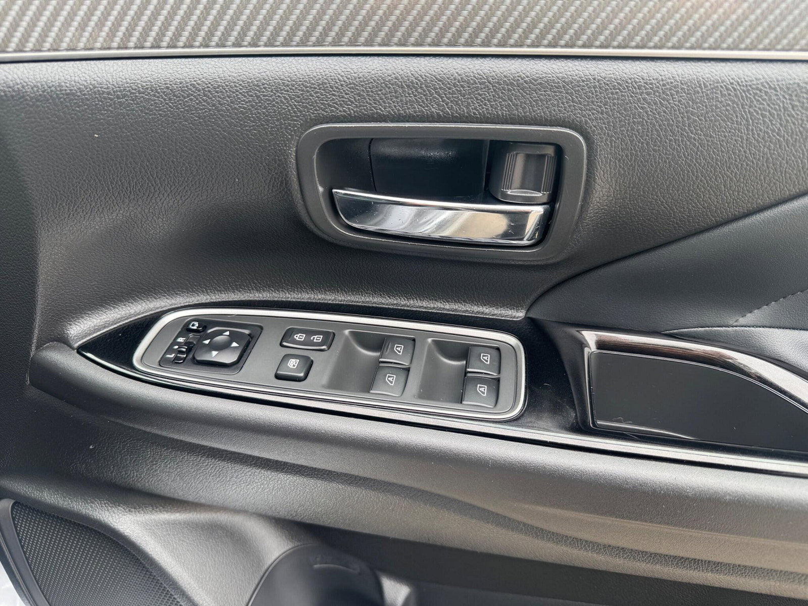 Mitsubishi Outlander 2.4h TwinMotor 13.8kWh 4h CVT 4WD Euro 6 (s/s) 5dr 5dr Automatic 2018