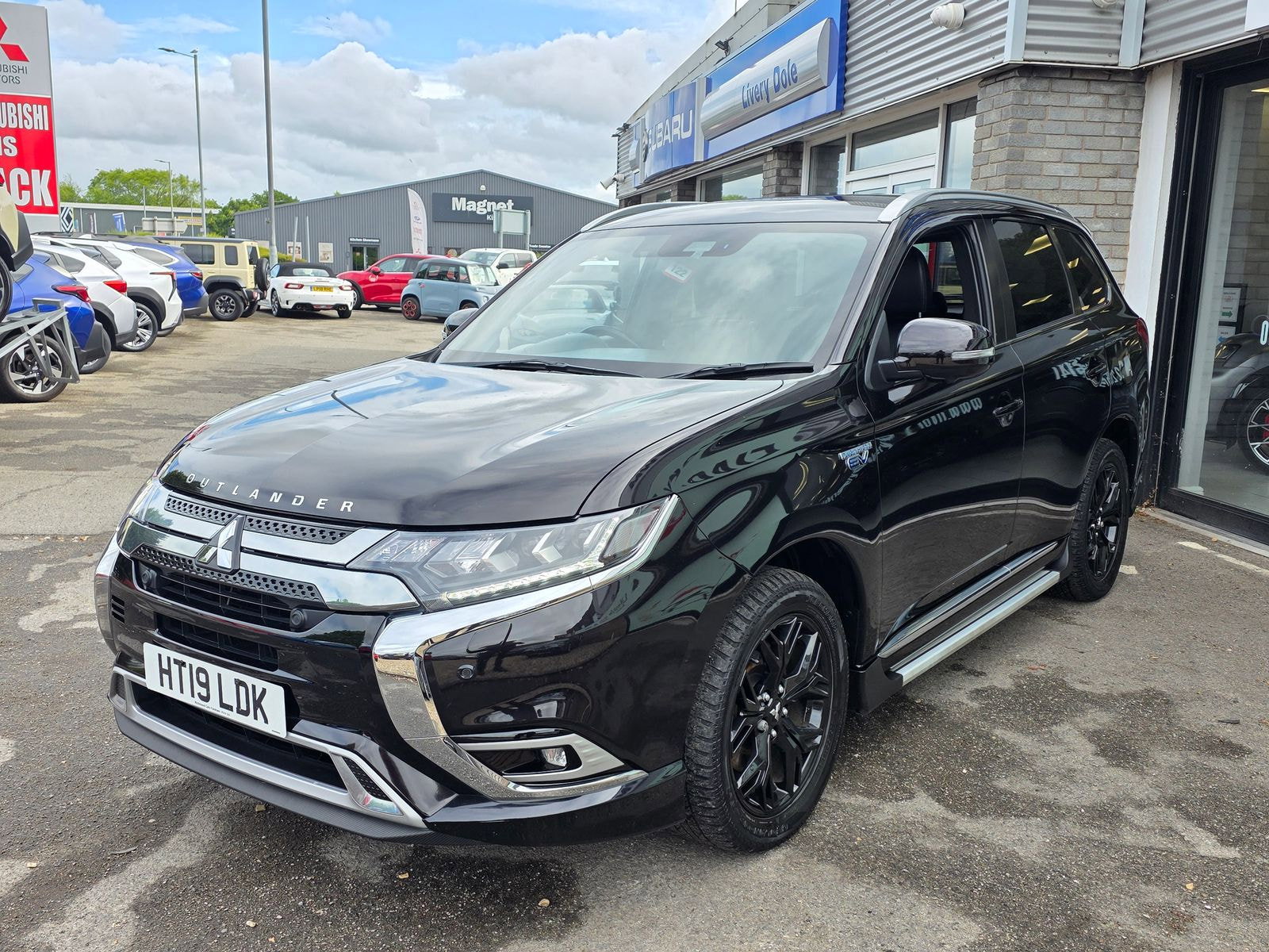 Mitsubishi Outlander 2.4h TwinMotor 13.8kWh 4hs SUV 5dr Petrol Plug-in Hybrid CVT 4WD Euro 6 (s/s) (209 ps) 5dr Automatic 2019