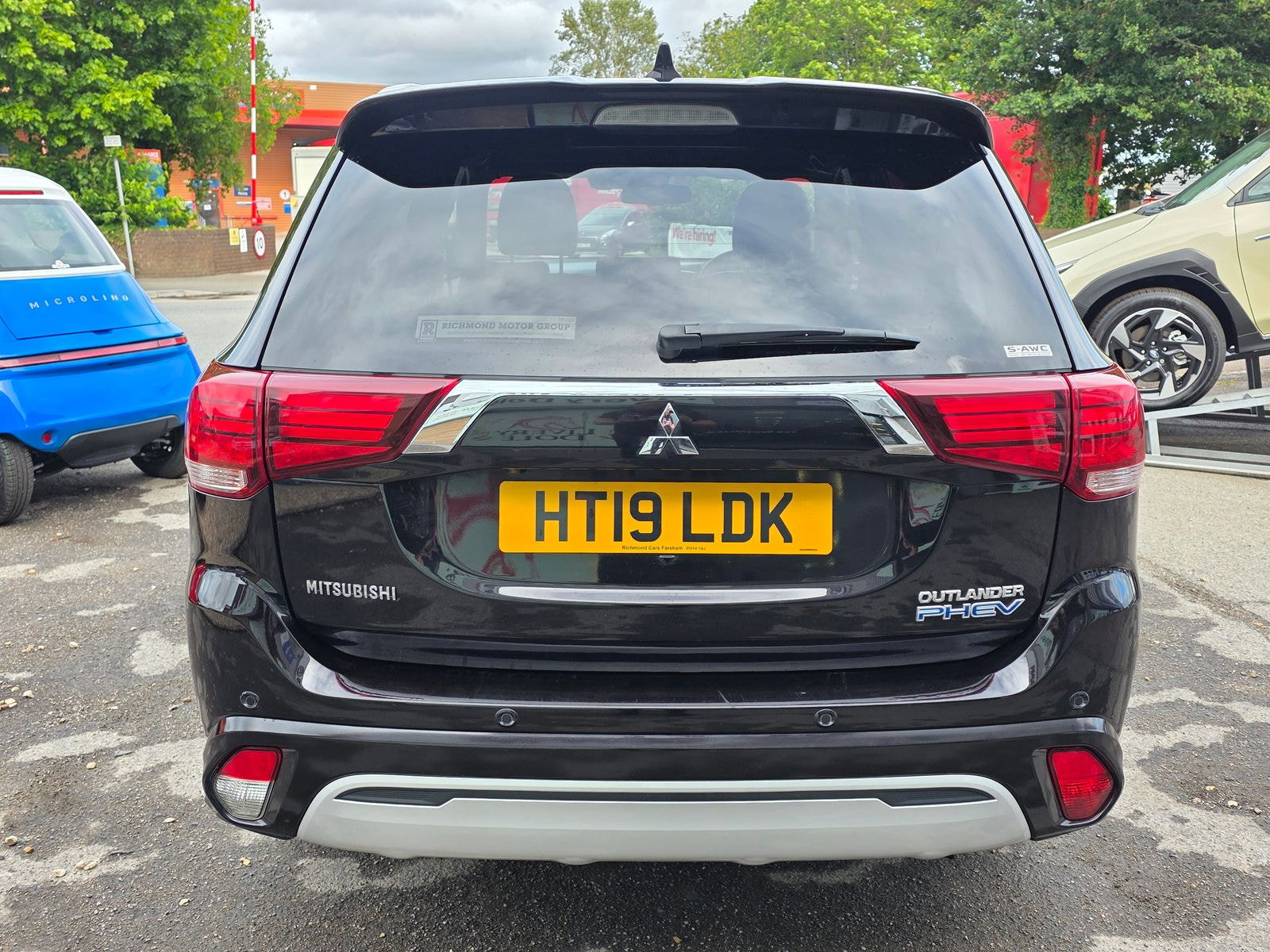 Mitsubishi Outlander 2.4h TwinMotor 13.8kWh 4hs SUV 5dr Petrol Plug-in Hybrid CVT 4WD Euro 6 (s/s) (209 ps) 5dr Automatic 2019