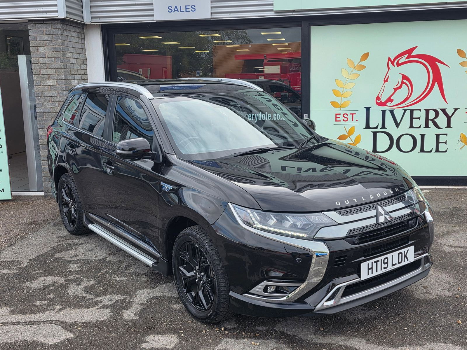 Mitsubishi Outlander 2.4h TwinMotor 13.8kWh 4hs SUV 5dr Petrol Plug-in Hybrid CVT 4WD Euro 6 (s/s) (209 ps) 5dr Automatic 2019