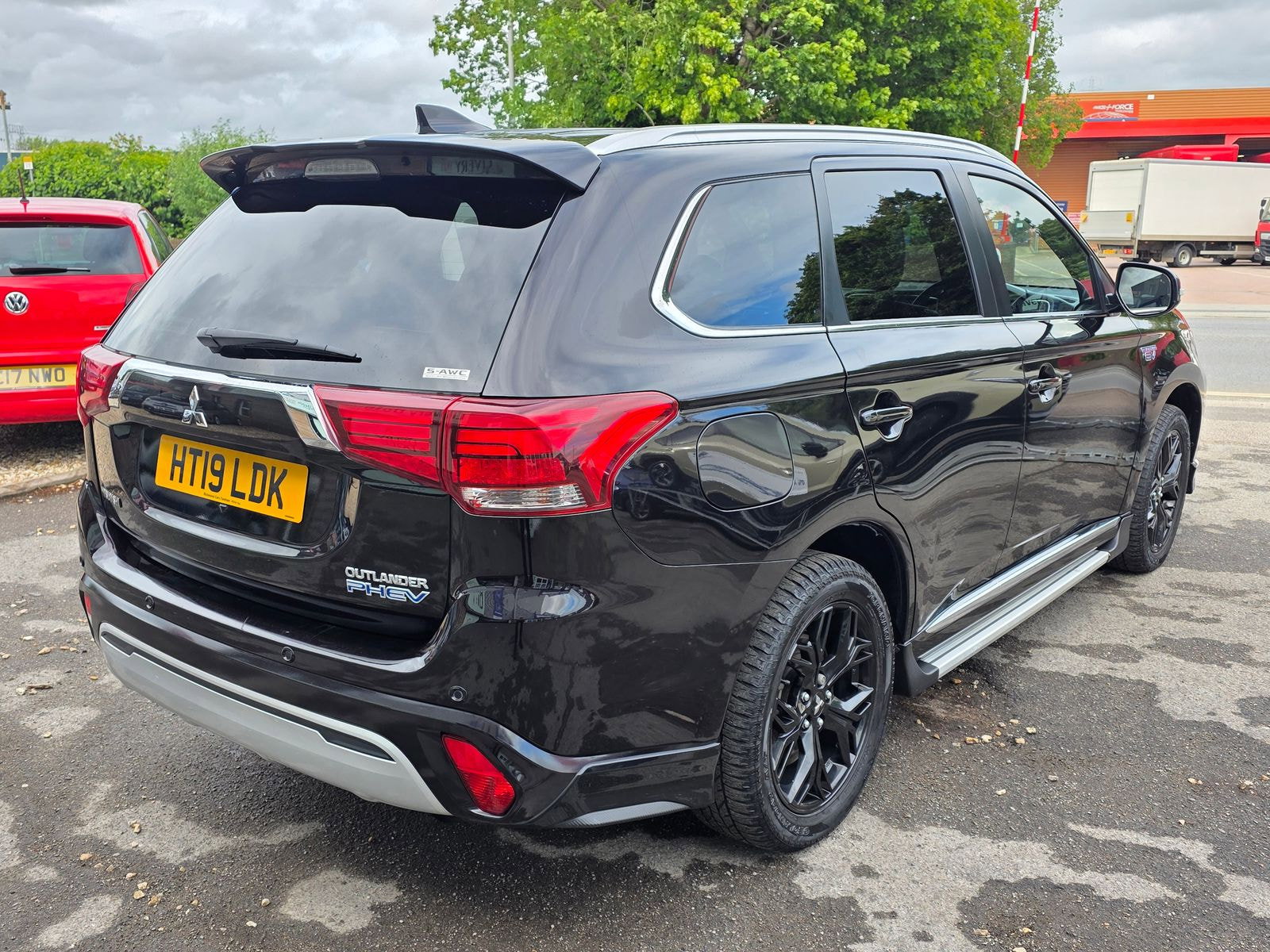 Mitsubishi Outlander 2.4h TwinMotor 13.8kWh 4hs SUV 5dr Petrol Plug-in Hybrid CVT 4WD Euro 6 (s/s) (209 ps) 5dr Automatic 2019