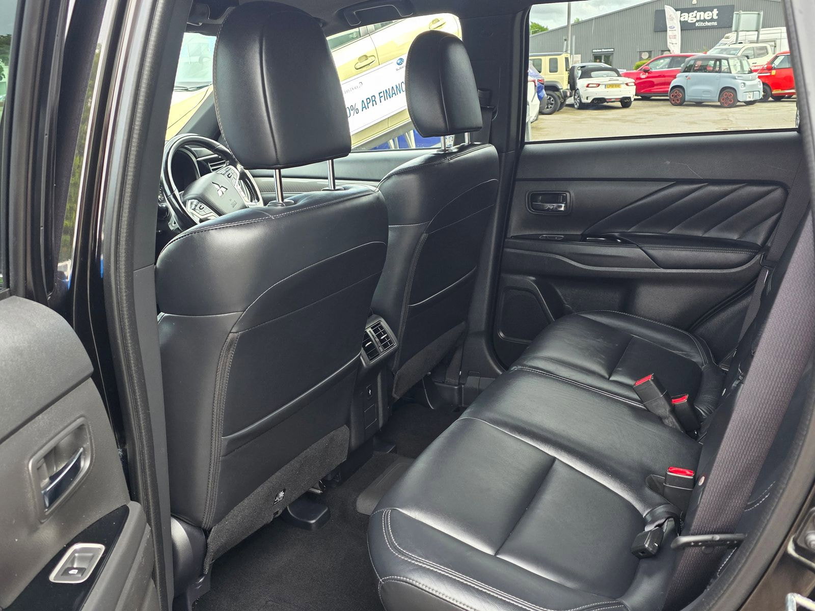 Mitsubishi Outlander 2.4h TwinMotor 13.8kWh 4hs SUV 5dr Petrol Plug-in Hybrid CVT 4WD Euro 6 (s/s) (209 ps) 5dr Automatic 2019