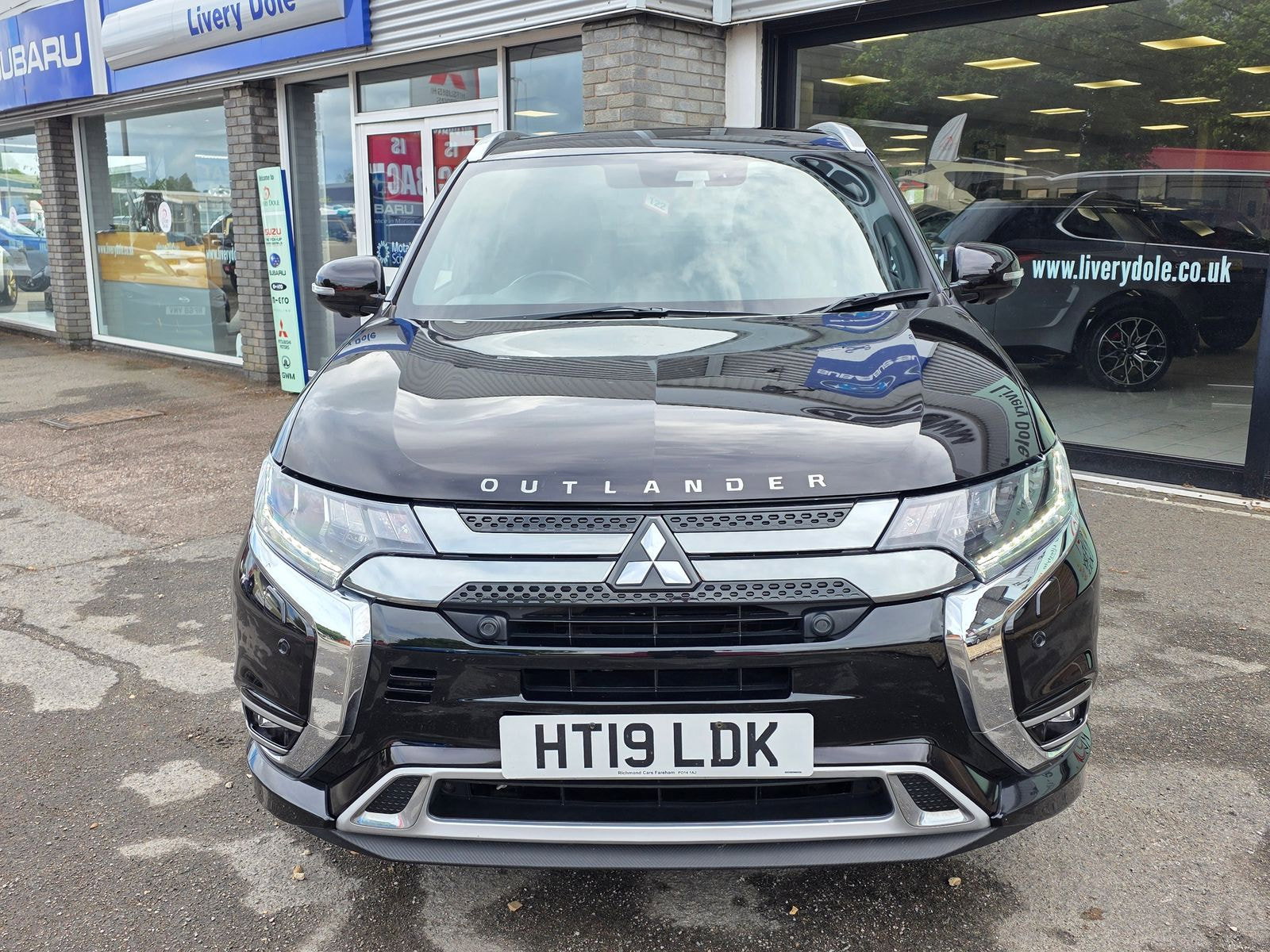 Mitsubishi Outlander 2.4h TwinMotor 13.8kWh 4hs SUV 5dr Petrol Plug-in Hybrid CVT 4WD Euro 6 (s/s) (209 ps) 5dr Automatic 2019