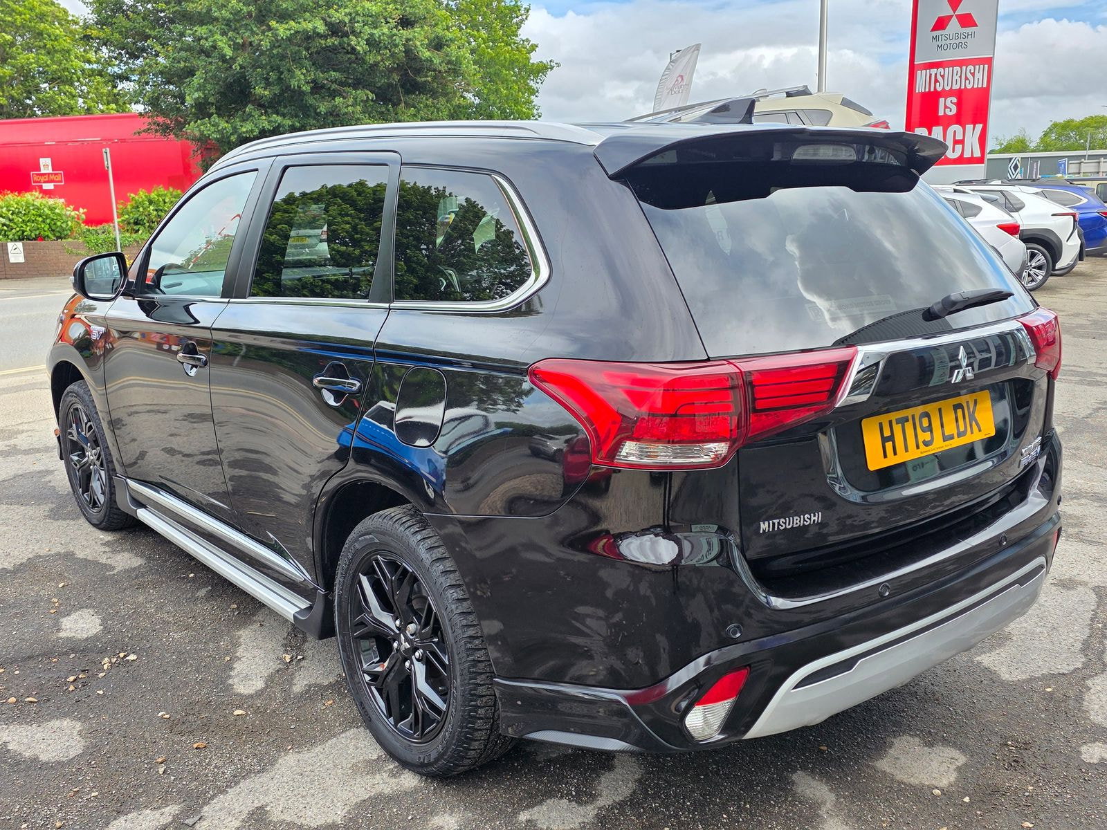 Mitsubishi Outlander 2.4h TwinMotor 13.8kWh 4hs SUV 5dr Petrol Plug-in Hybrid CVT 4WD Euro 6 (s/s) (209 ps) 5dr Automatic 2019
