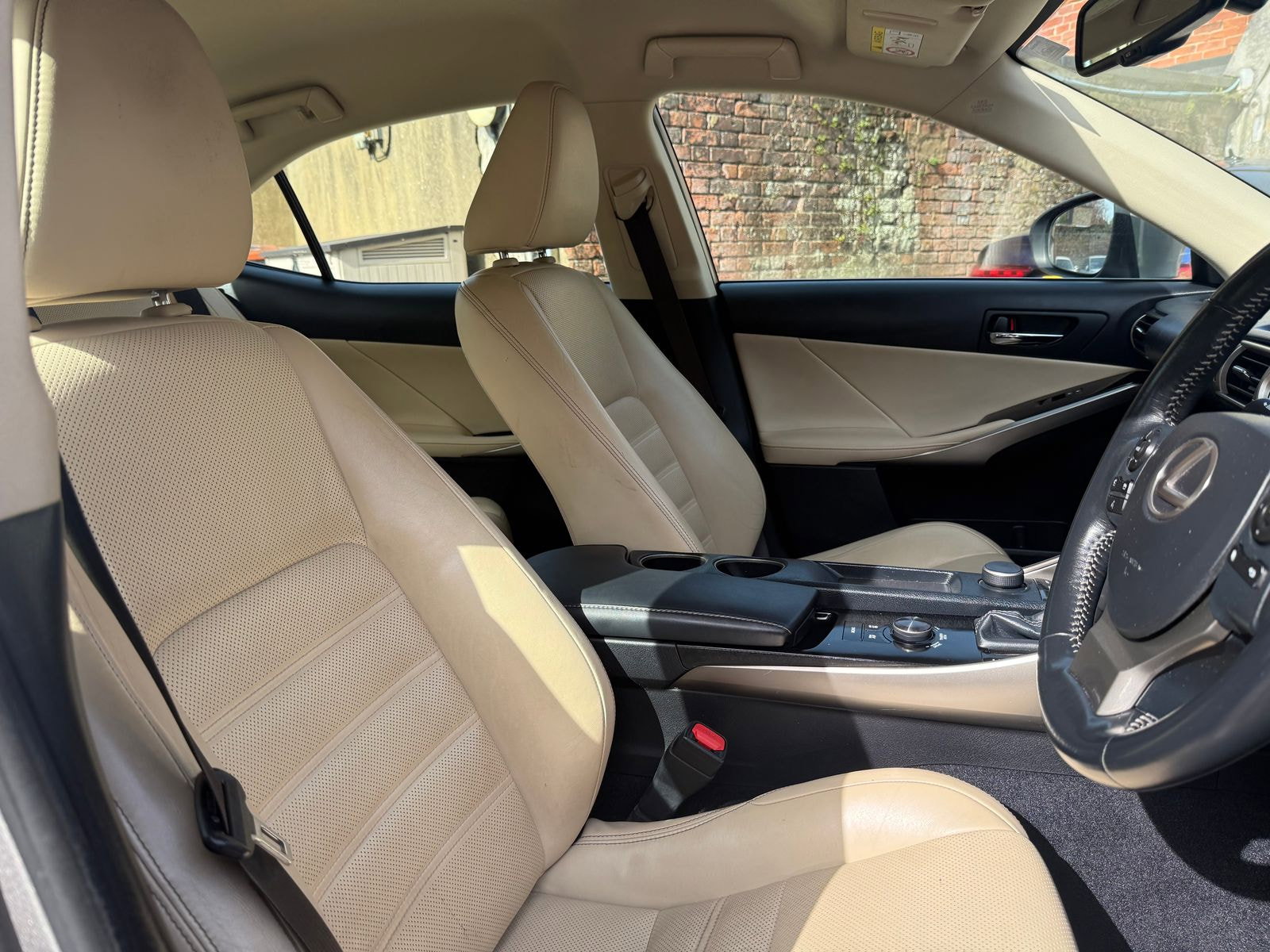 Lexus IS 2.5 300h Executive Edition Saloon 4dr Petrol Hybrid E-CVT Euro 5 (s/s) (223 ps) Perforated heated Leather seats 4dr Automatic 2014