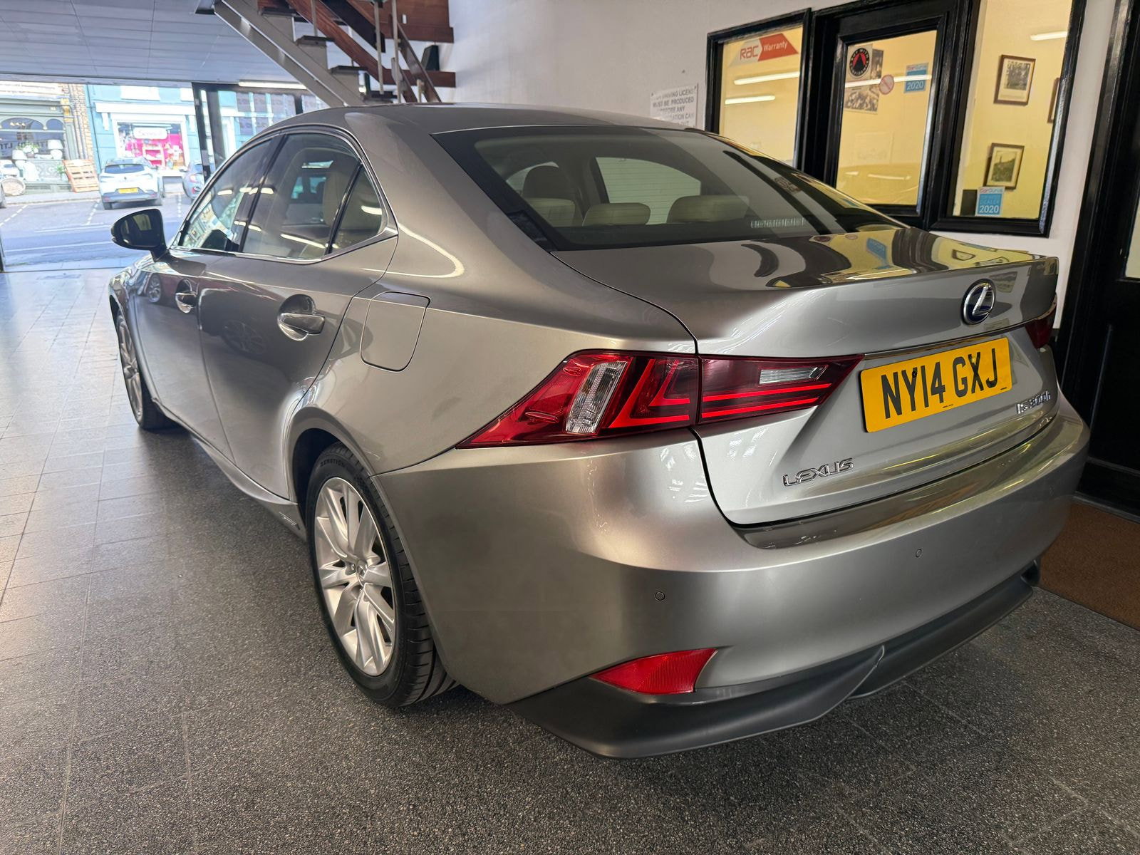 Lexus IS 2.5 300h Executive Edition Saloon 4dr Petrol Hybrid E-CVT Euro 5 (s/s) (223 ps) Perforated heated Leather seats 4dr Automatic 2014