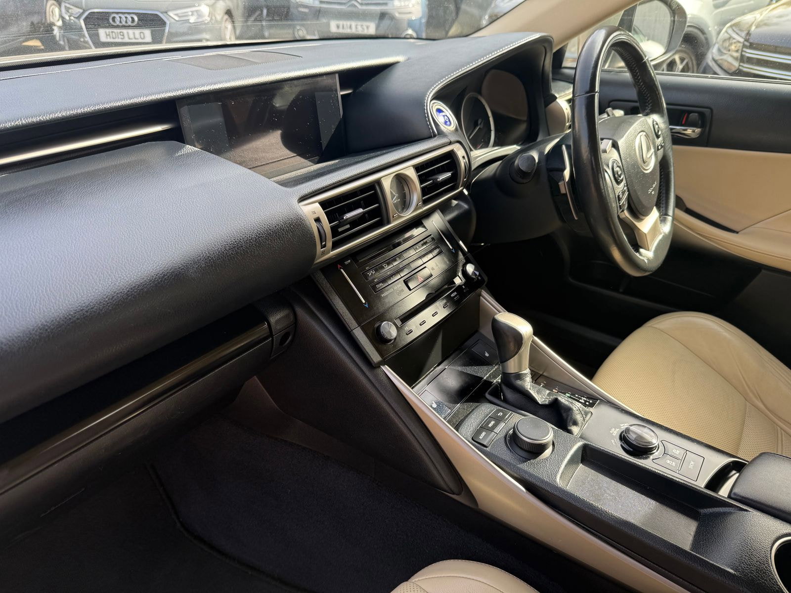 Lexus IS 2.5 300h Executive Edition Saloon 4dr Petrol Hybrid E-CVT Euro 5 (s/s) (223 ps) Perforated heated Leather seats 4dr Automatic 2014