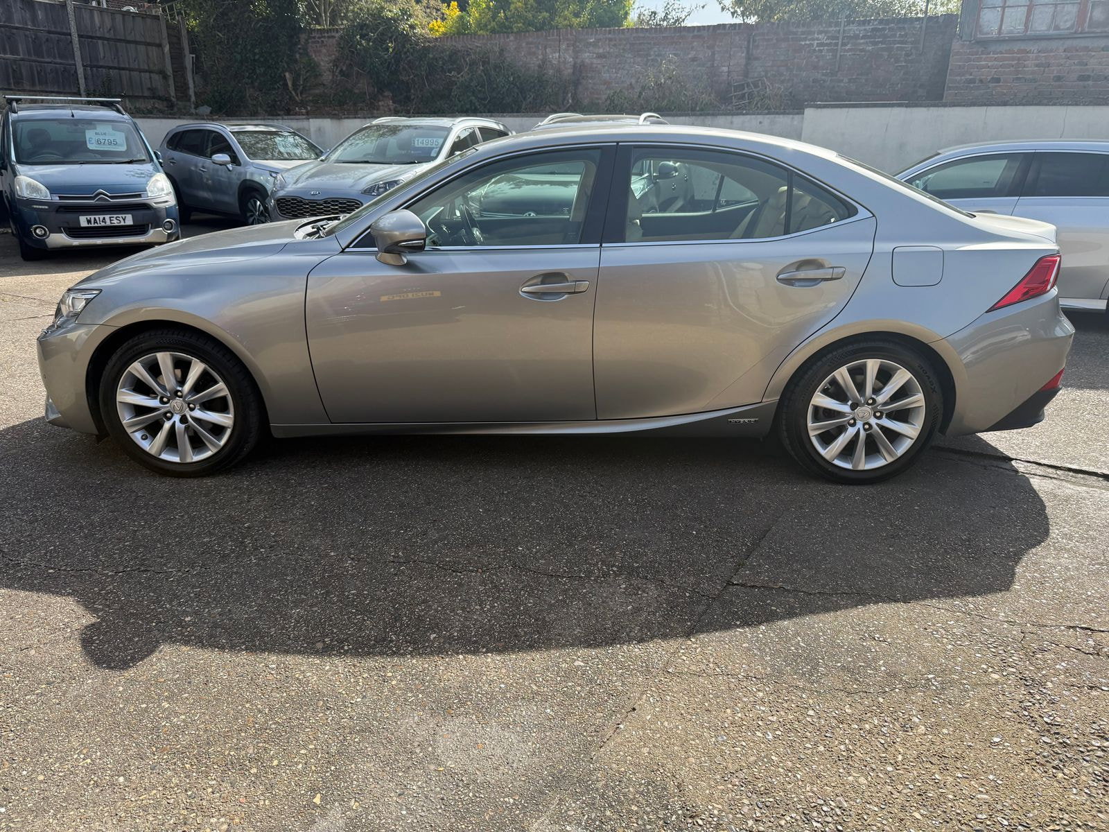 Lexus IS 2.5 300h Executive Edition Saloon 4dr Petrol Hybrid E-CVT Euro 5 (s/s) (223 ps) Perforated heated Leather seats 4dr Automatic 2014