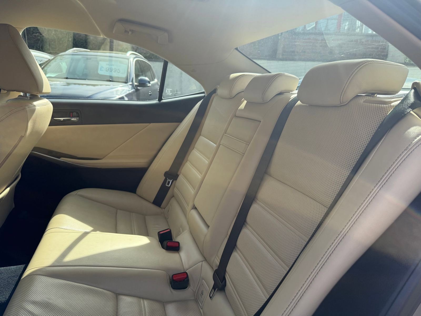 Lexus IS 2.5 300h Executive Edition Saloon 4dr Petrol Hybrid E-CVT Euro 5 (s/s) (223 ps) Perforated heated Leather seats 4dr Automatic 2014