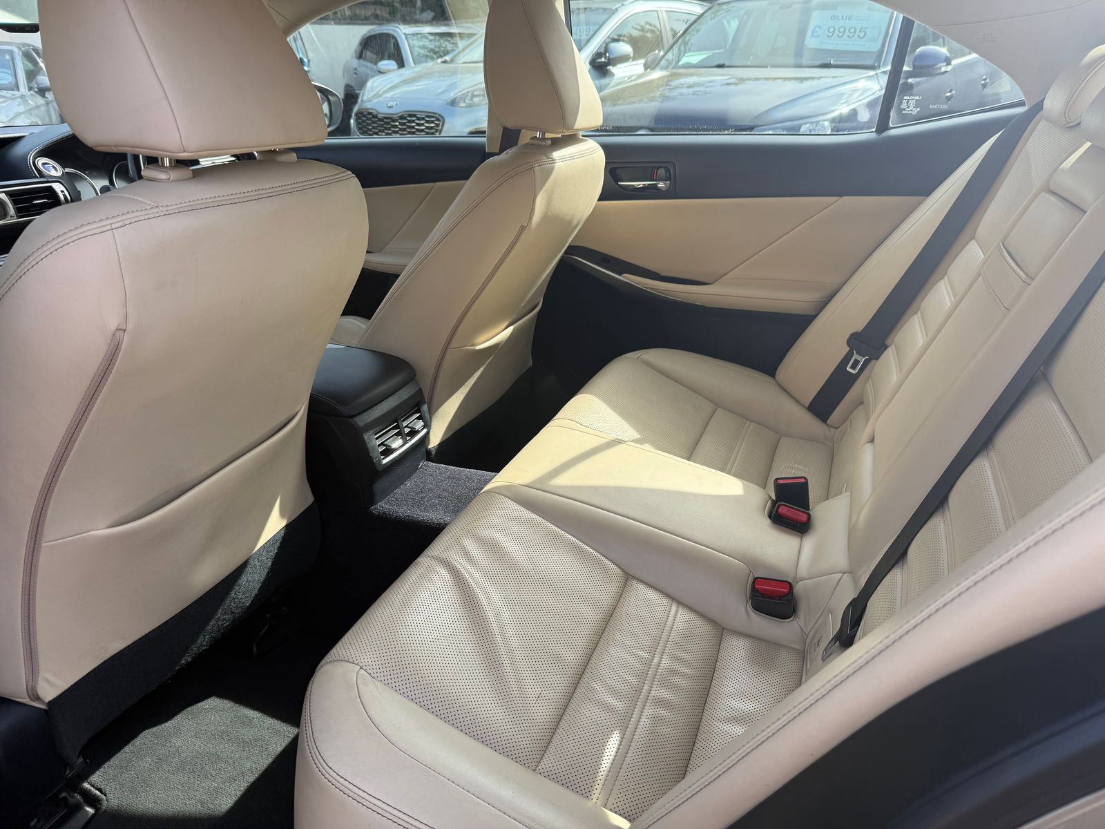 Lexus IS 2.5 300h Executive Edition Saloon 4dr Petrol Hybrid E-CVT Euro 5 (s/s) (223 ps) Perforated heated Leather seats 4dr Automatic 2014