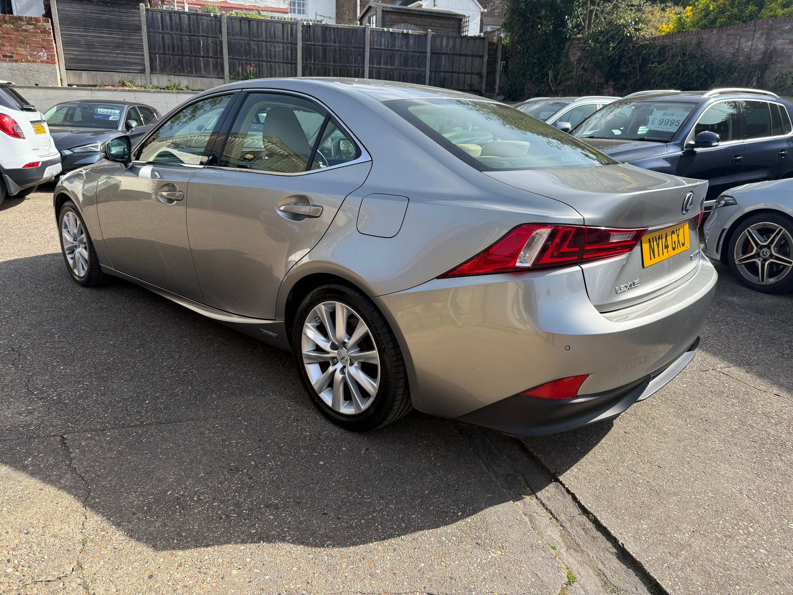 Lexus IS 2.5 300h Executive Edition Saloon 4dr Petrol Hybrid E-CVT Euro 5 (s/s) (223 ps) Perforated heated Leather seats 4dr Automatic 2014