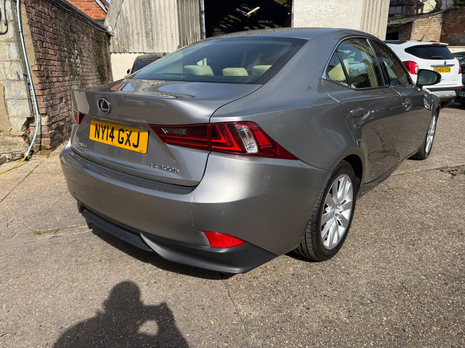 Lexus IS 2.5 300h Executive Edition Saloon 4dr Petrol Hybrid E-CVT Euro 5 (s/s) (223 ps) Perforated heated Leather seats 4dr Automatic 2014