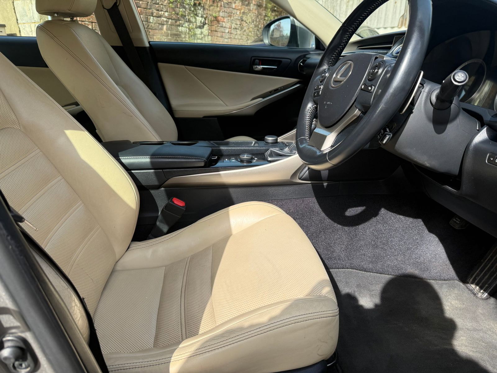 Lexus IS 2.5 300h Executive Edition Saloon 4dr Petrol Hybrid E-CVT Euro 5 (s/s) (223 ps) Perforated heated Leather seats 4dr Automatic 2014