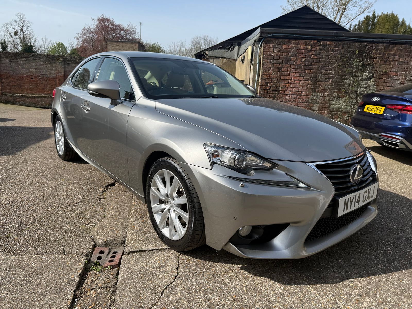 Lexus IS 2.5 300h Executive Edition Saloon 4dr Petrol Hybrid E-CVT Euro 5 (s/s) (223 ps) Perforated heated Leather seats 4dr Automatic 2014