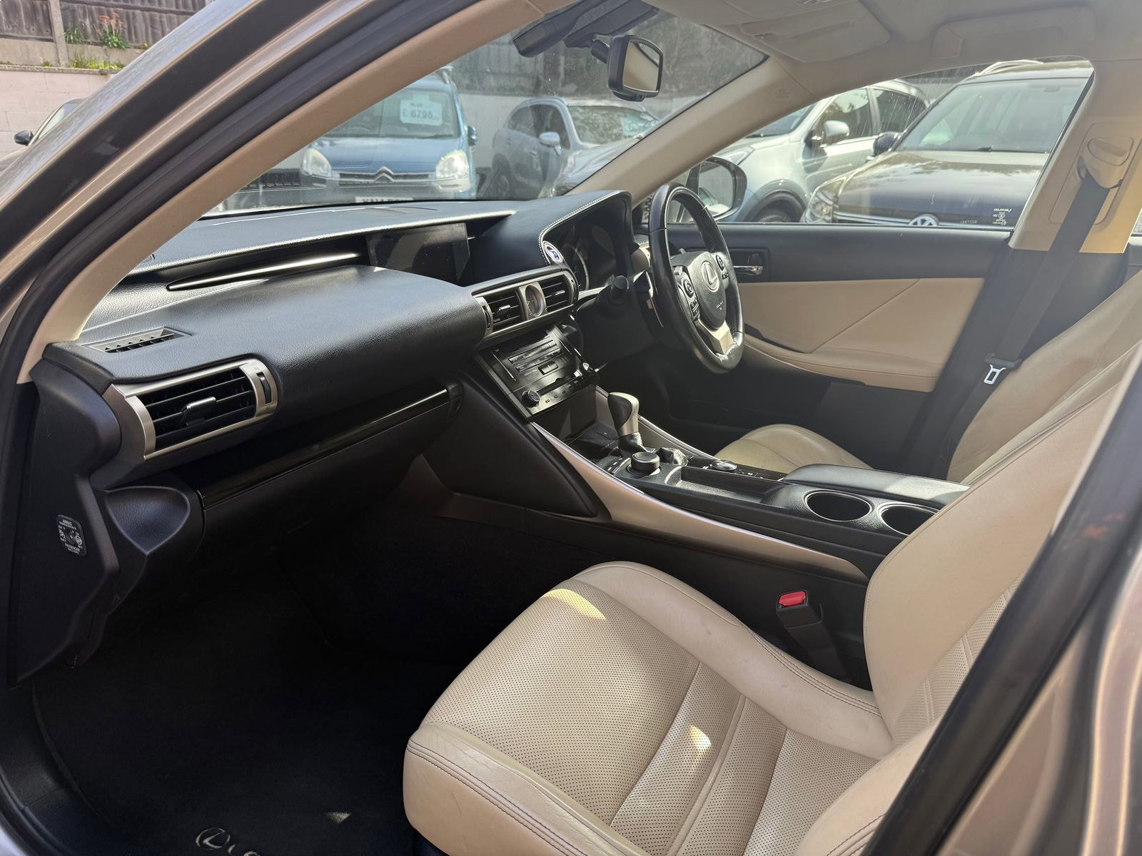 Lexus IS 2.5 300h Executive Edition Saloon 4dr Petrol Hybrid E-CVT Euro 5 (s/s) (223 ps) Perforated heated Leather seats 4dr Automatic 2014