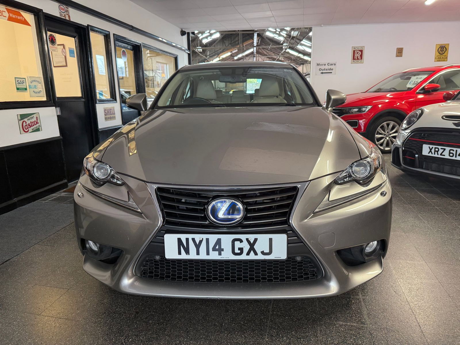 Lexus IS 2.5 300h Executive Edition Saloon 4dr Petrol Hybrid E-CVT Euro 5 (s/s) (223 ps) Perforated heated Leather seats 4dr Automatic 2014