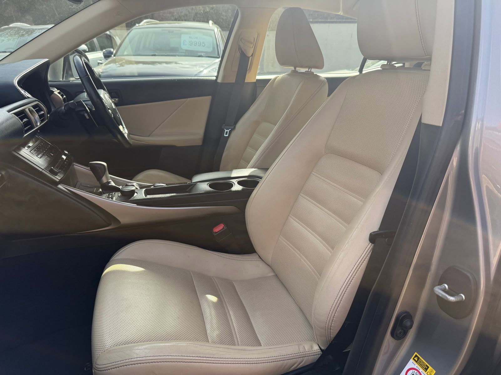 Lexus IS 2.5 300h Executive Edition Saloon 4dr Petrol Hybrid E-CVT Euro 5 (s/s) (223 ps) Perforated heated Leather seats 4dr Automatic 2014