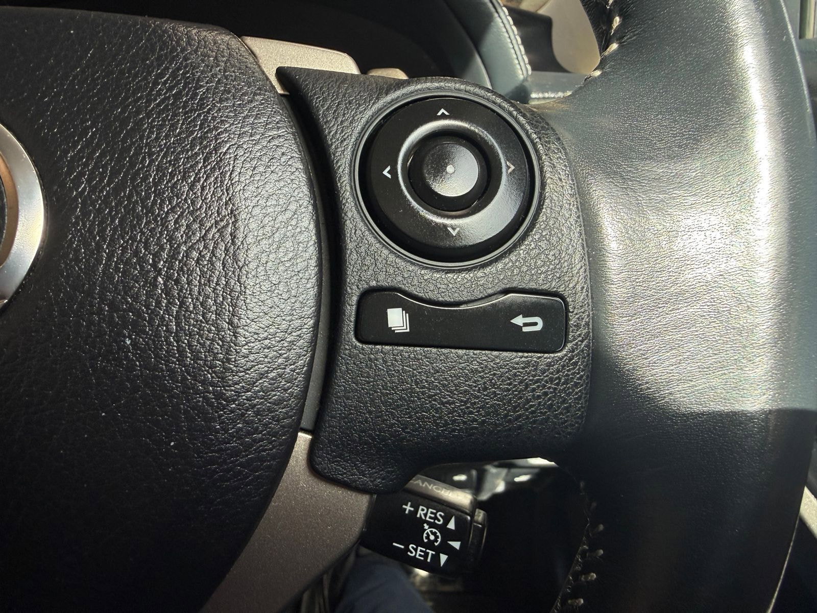 Lexus IS 2.5 300h Executive Edition Saloon 4dr Petrol Hybrid E-CVT Euro 5 (s/s) (223 ps) Perforated heated Leather seats 4dr Automatic 2014