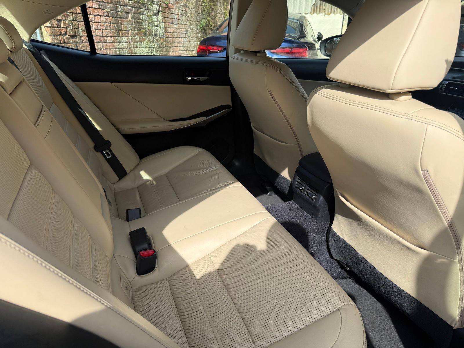 Lexus IS 2.5 300h Executive Edition Saloon 4dr Petrol Hybrid E-CVT Euro 5 (s/s) (223 ps) Perforated heated Leather seats 4dr Automatic 2014