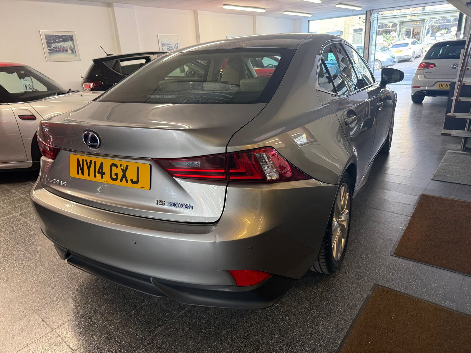 Lexus IS 2.5 300h Executive Edition Saloon 4dr Petrol Hybrid E-CVT Euro 5 (s/s) (223 ps) Perforated heated Leather seats 4dr Automatic 2014