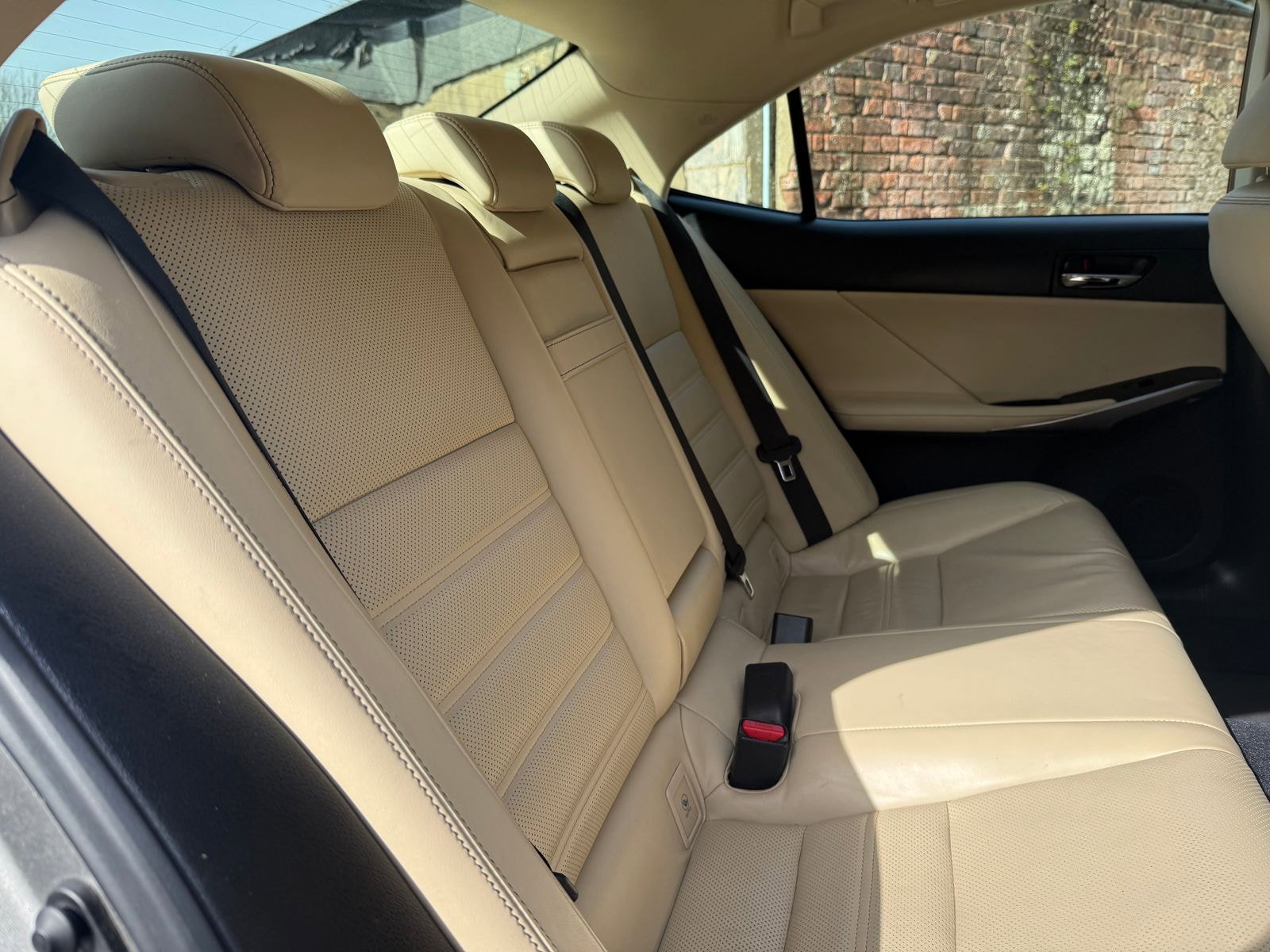 Lexus IS 2.5 300h Executive Edition Saloon 4dr Petrol Hybrid E-CVT Euro 5 (s/s) (223 ps) Perforated heated Leather seats 4dr Automatic 2014