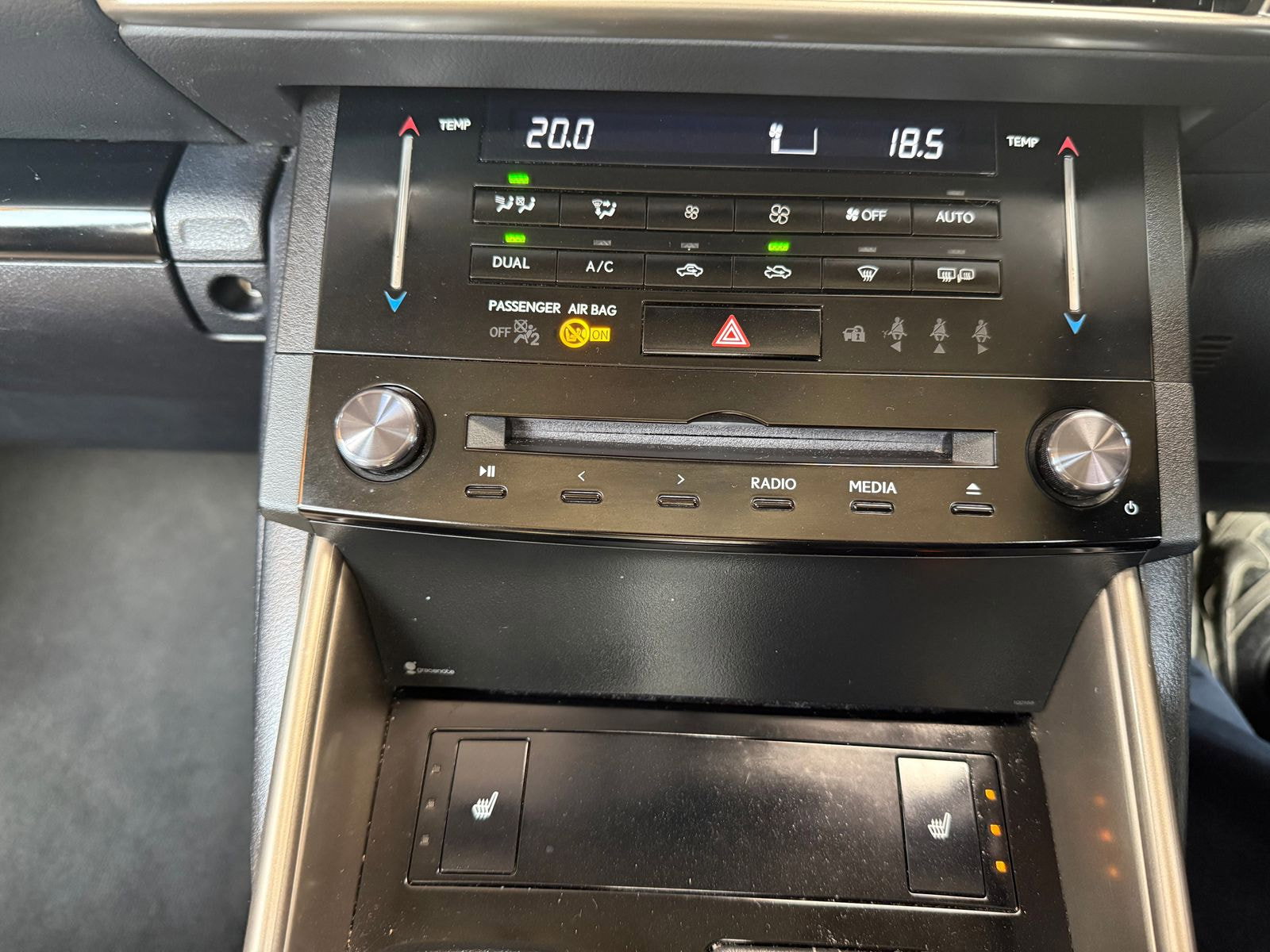 Lexus IS 2.5 300h Executive Edition Saloon 4dr Petrol Hybrid E-CVT Euro 5 (s/s) (223 ps) Perforated heated Leather seats 4dr Automatic 2014