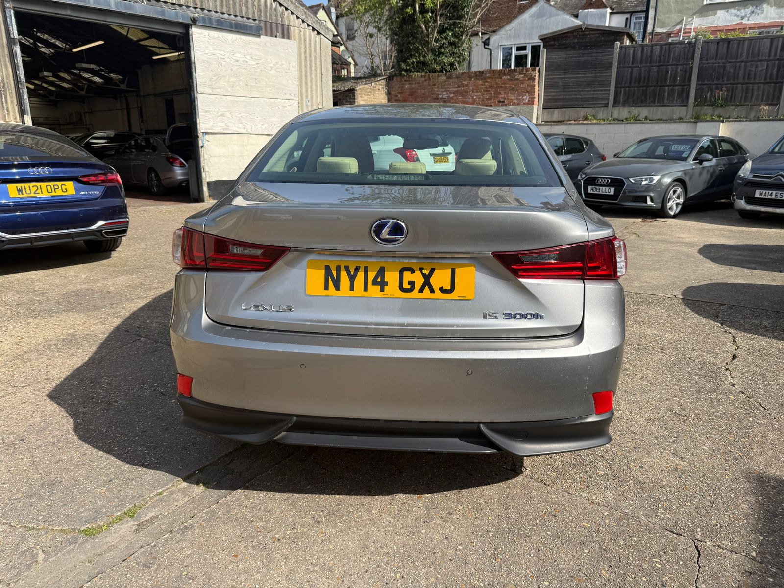 Lexus IS 2.5 300h Executive Edition Saloon 4dr Petrol Hybrid E-CVT Euro 5 (s/s) (223 ps) Perforated heated Leather seats 4dr Automatic 2014