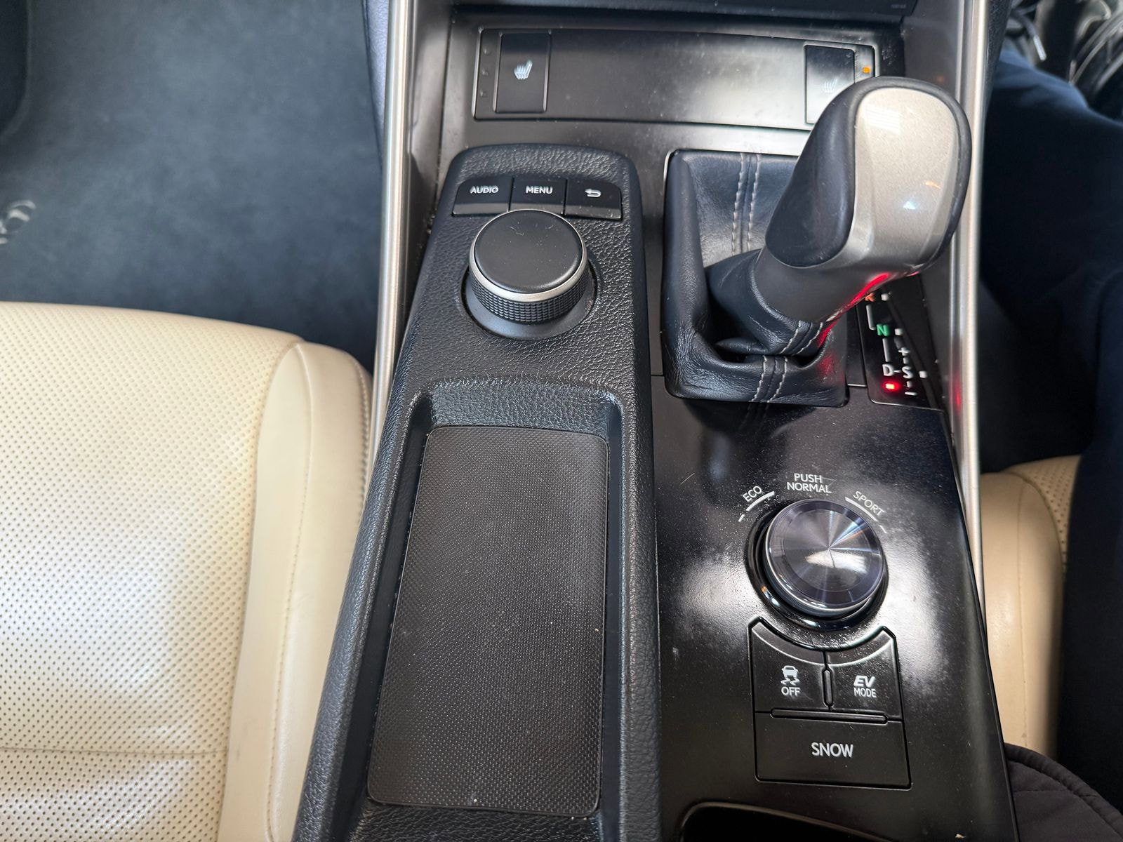 Lexus IS 2.5 300h Executive Edition Saloon 4dr Petrol Hybrid E-CVT Euro 5 (s/s) (223 ps) Perforated heated Leather seats 4dr Automatic 2014