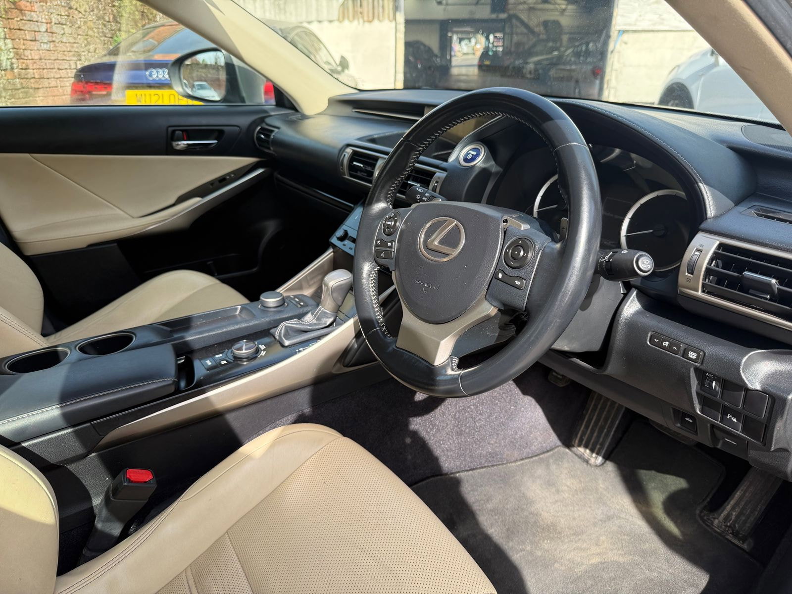 Lexus IS 2.5 300h Executive Edition Saloon 4dr Petrol Hybrid E-CVT Euro 5 (s/s) (223 ps) Perforated heated Leather seats 4dr Automatic 2014