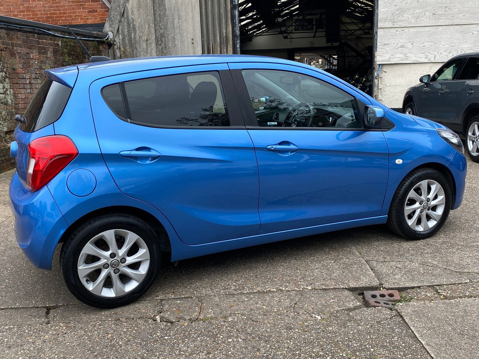 Vauxhall Viva 1.0i SL Hatchback 5dr Petrol Manual Euro 6 (75 ps) just two owners and service history 5dr Manual 2017