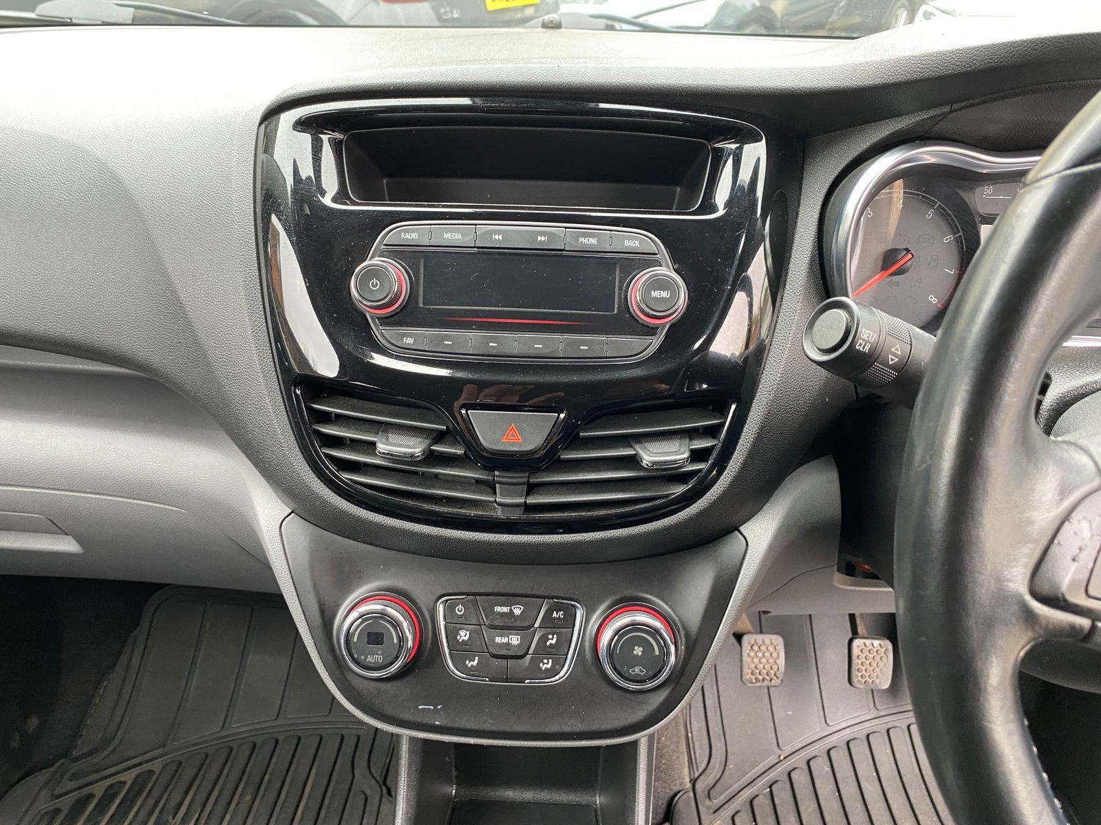 Vauxhall Viva 1.0i SL Hatchback 5dr Petrol Manual Euro 6 (75 ps) just two owners and service history 5dr Manual 2017